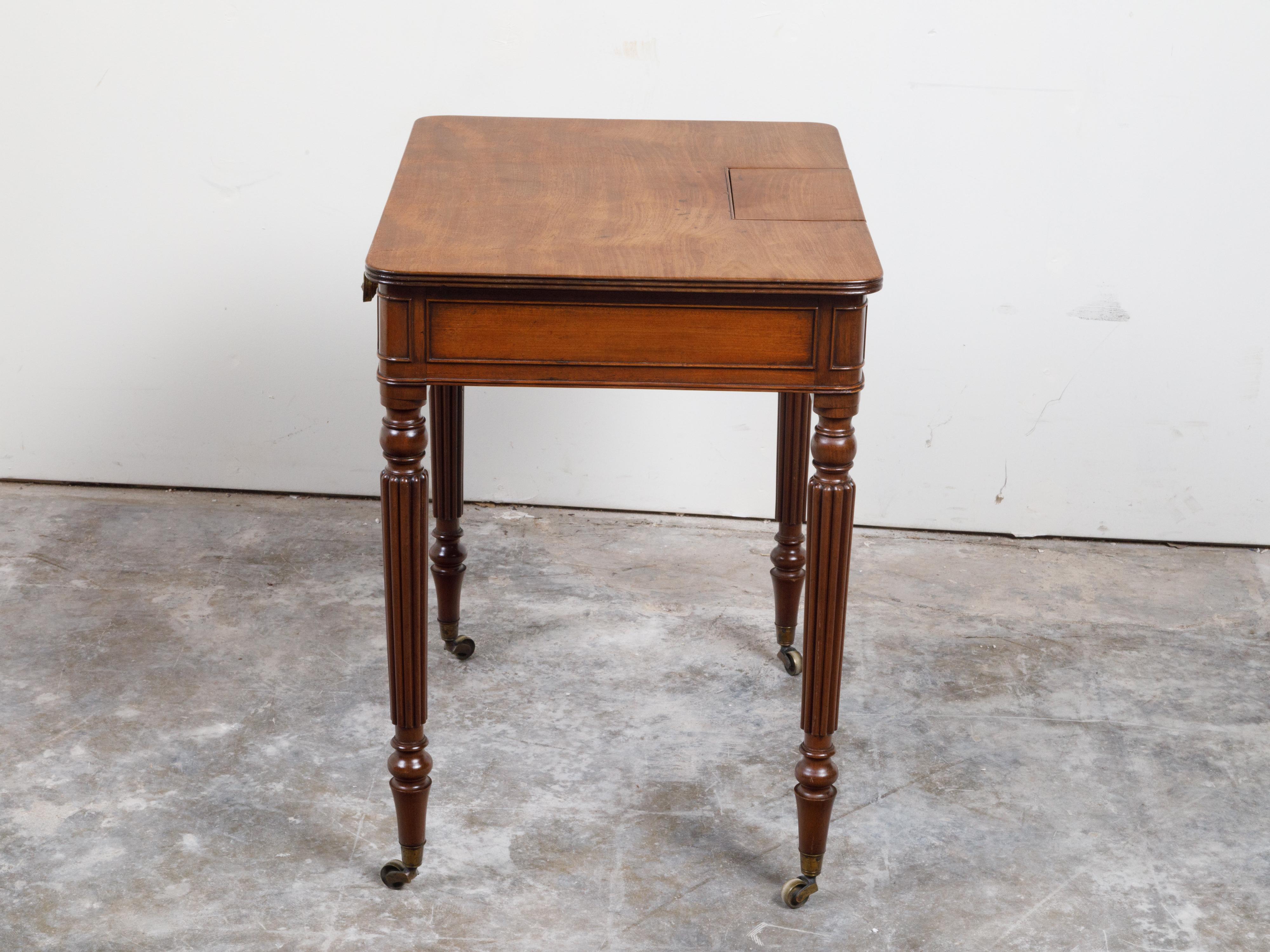 Table anglaise du 19ème siècle en acajou avec compartiment, tiroir et pieds cannelés en vente 8