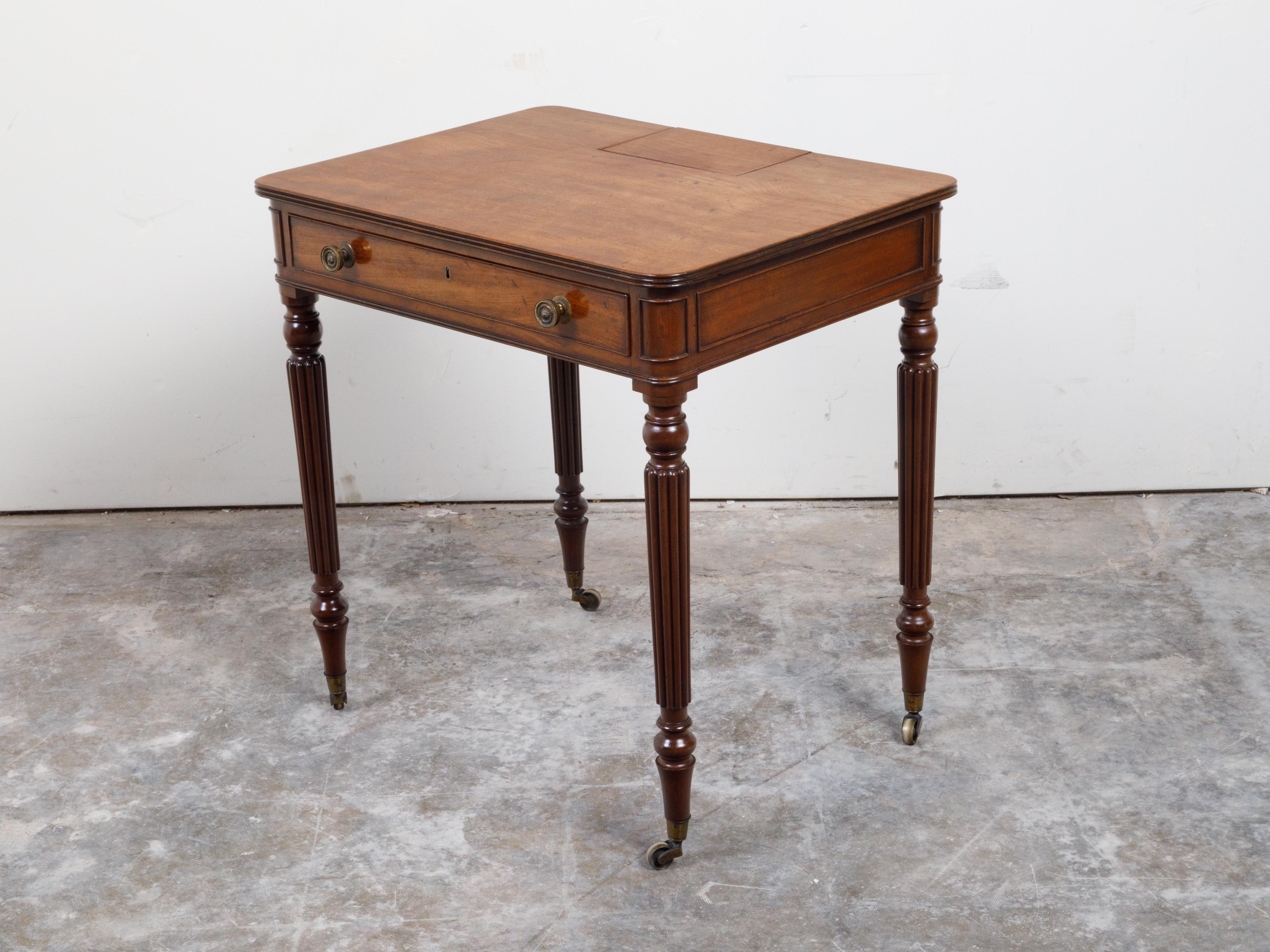 Table anglaise du 19ème siècle en acajou avec compartiment, tiroir et pieds cannelés en vente 9
