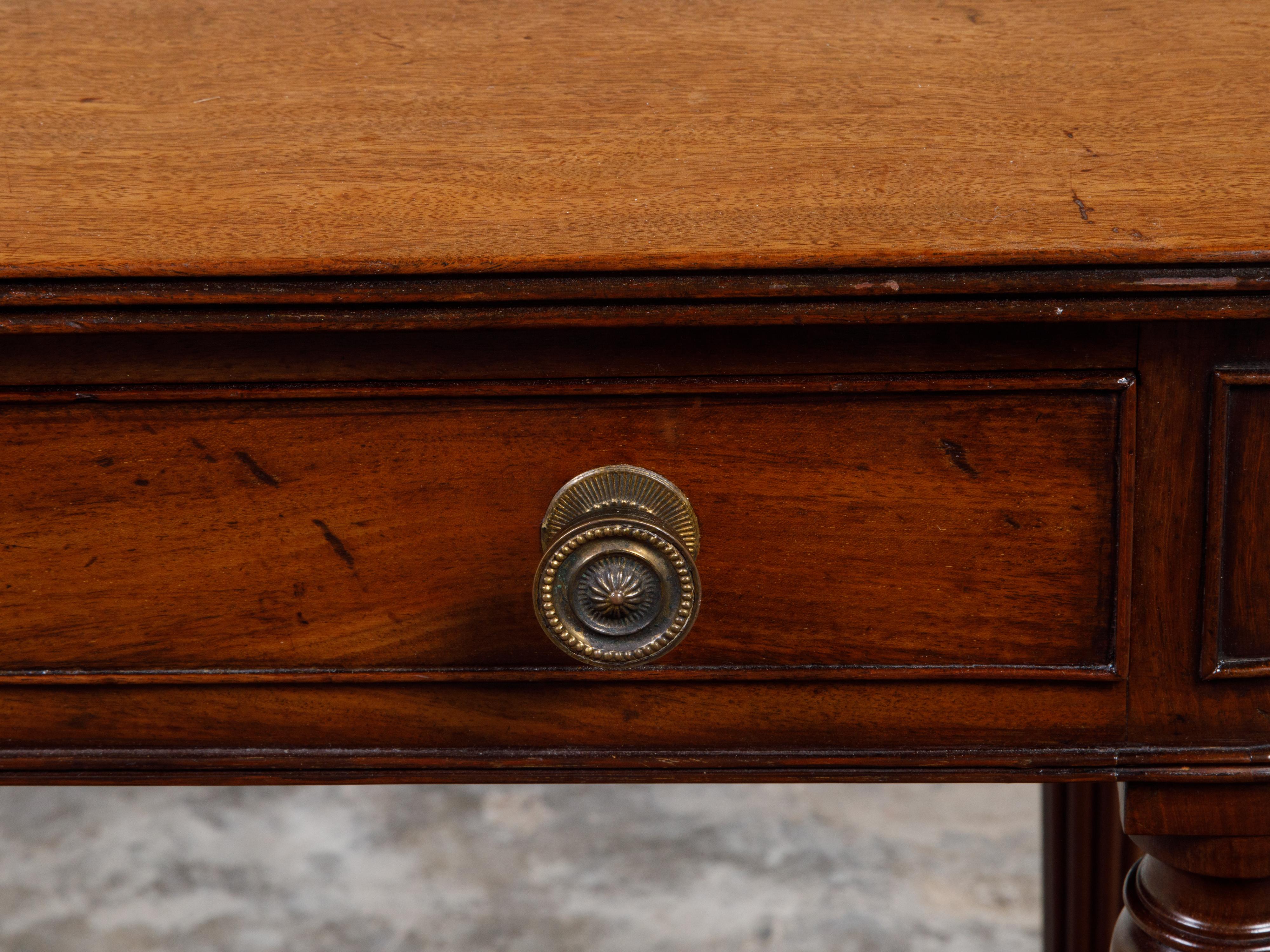Anglais Table anglaise du 19ème siècle en acajou avec compartiment, tiroir et pieds cannelés en vente