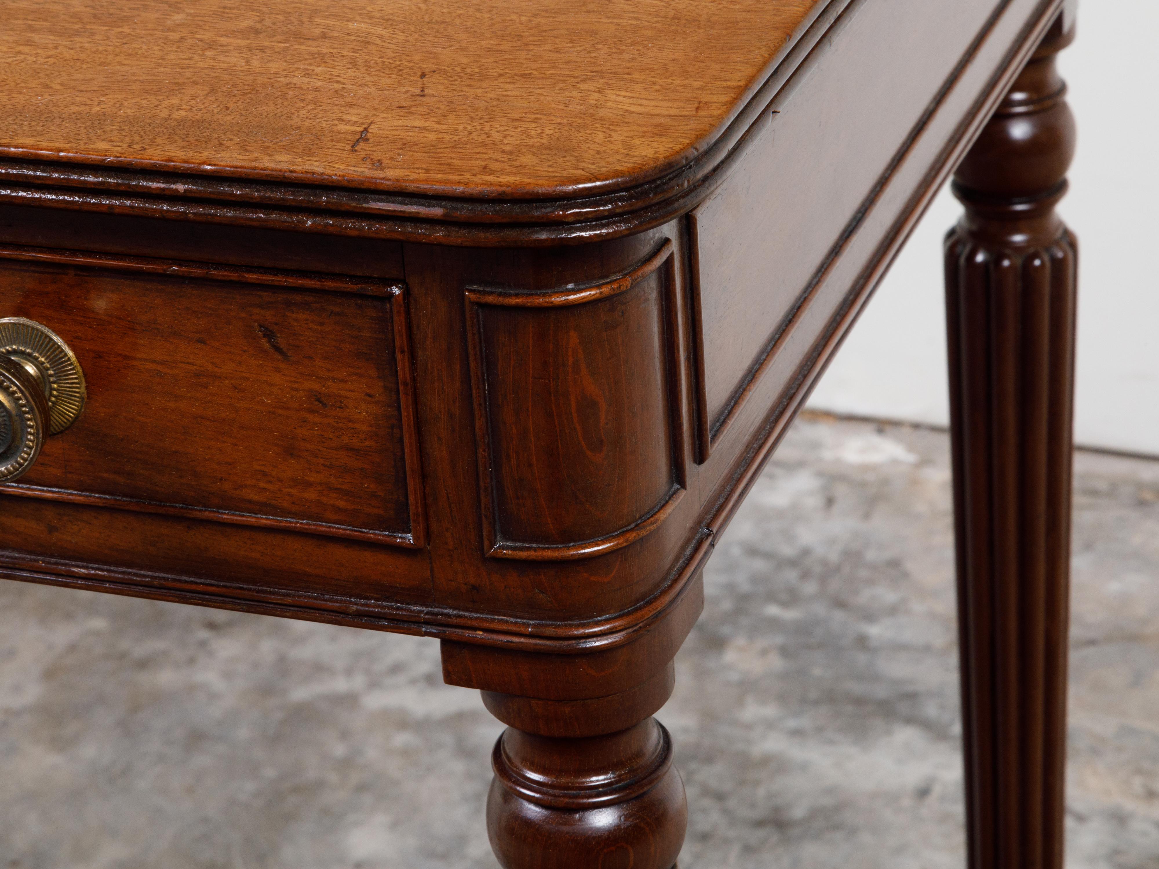 Table anglaise du 19ème siècle en acajou avec compartiment, tiroir et pieds cannelés Bon état - En vente à Atlanta, GA