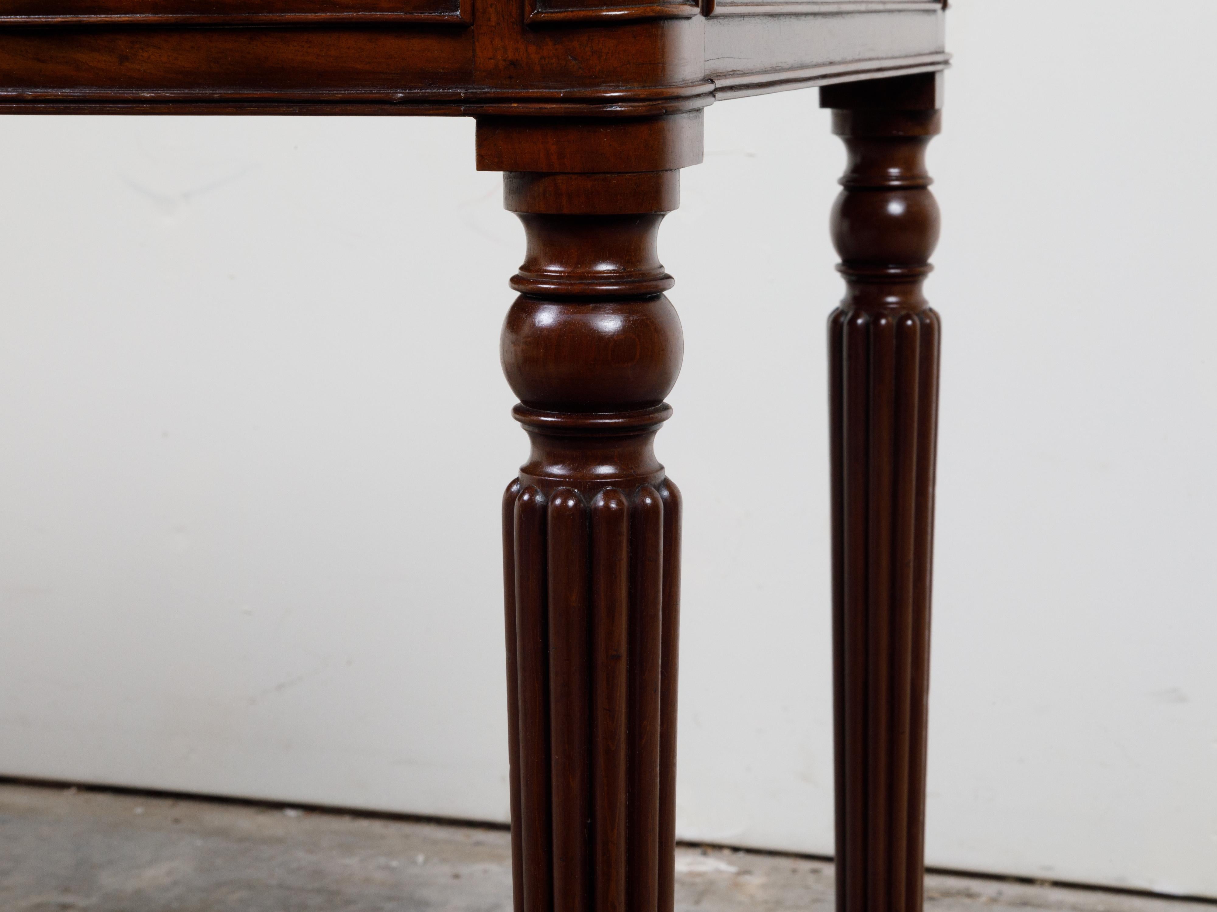 XIXe siècle Table anglaise du 19ème siècle en acajou avec compartiment, tiroir et pieds cannelés en vente