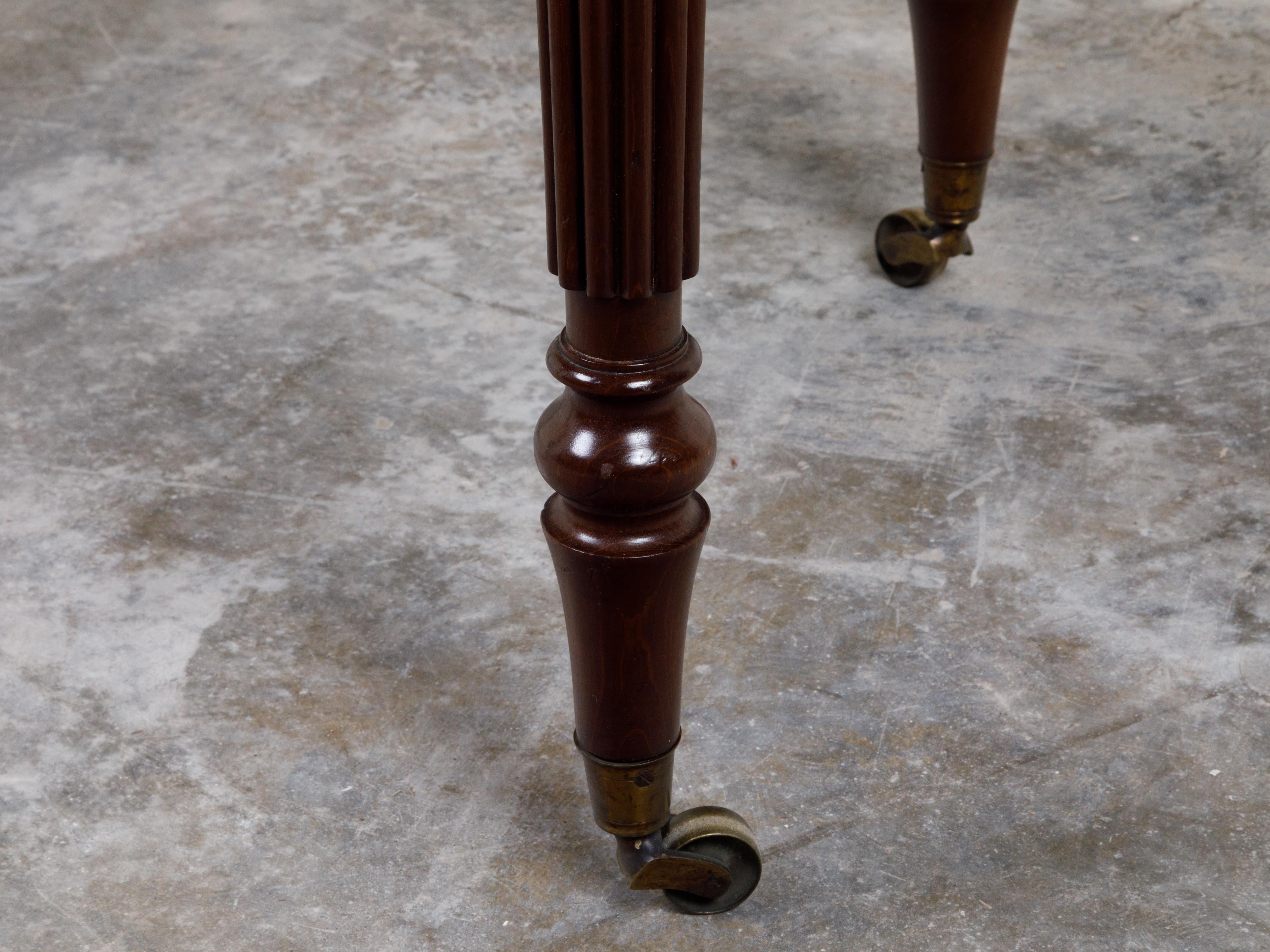 Laiton Table anglaise du 19ème siècle en acajou avec compartiment, tiroir et pieds cannelés en vente