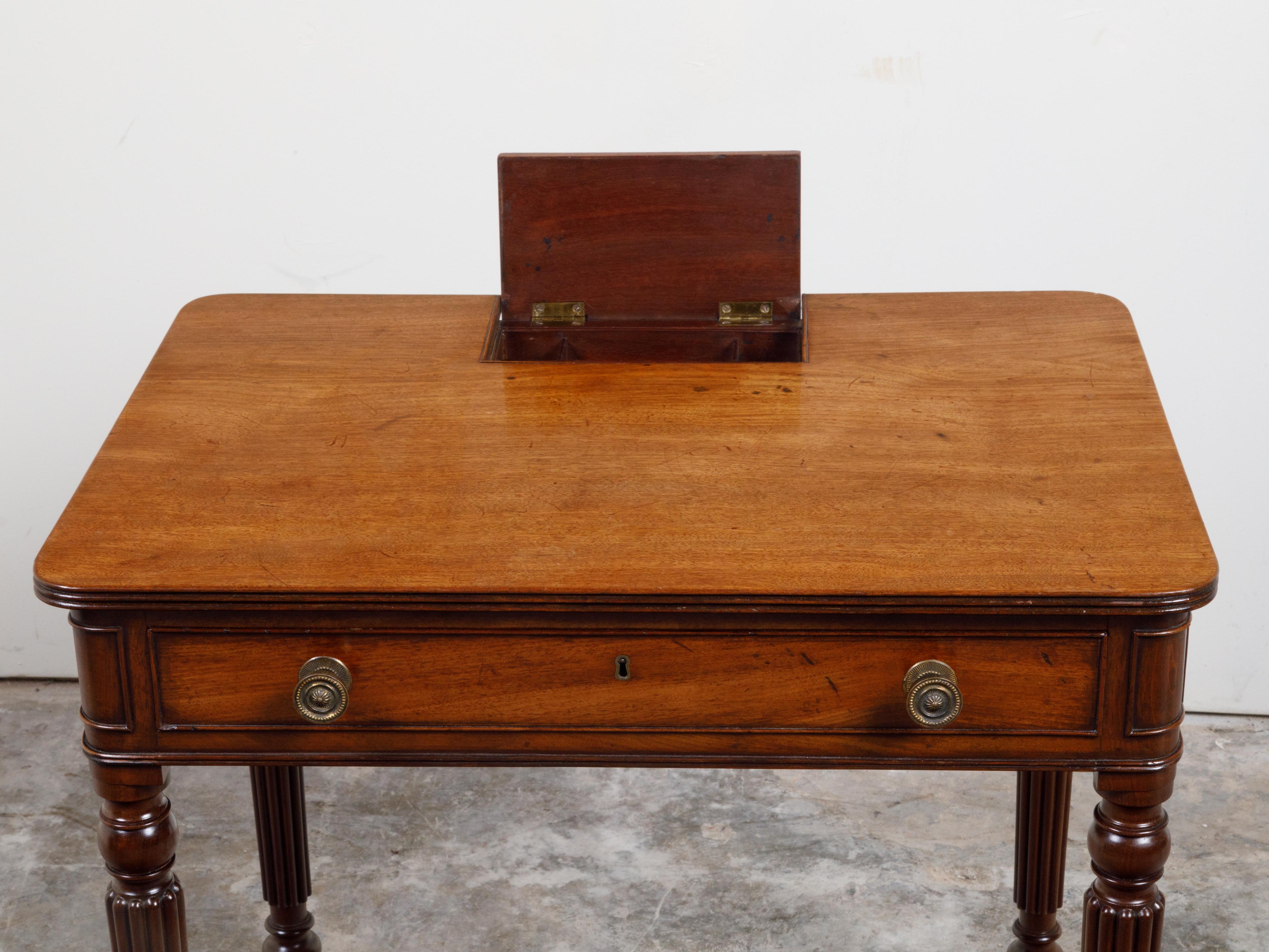 Table anglaise du 19ème siècle en acajou avec compartiment, tiroir et pieds cannelés en vente 2