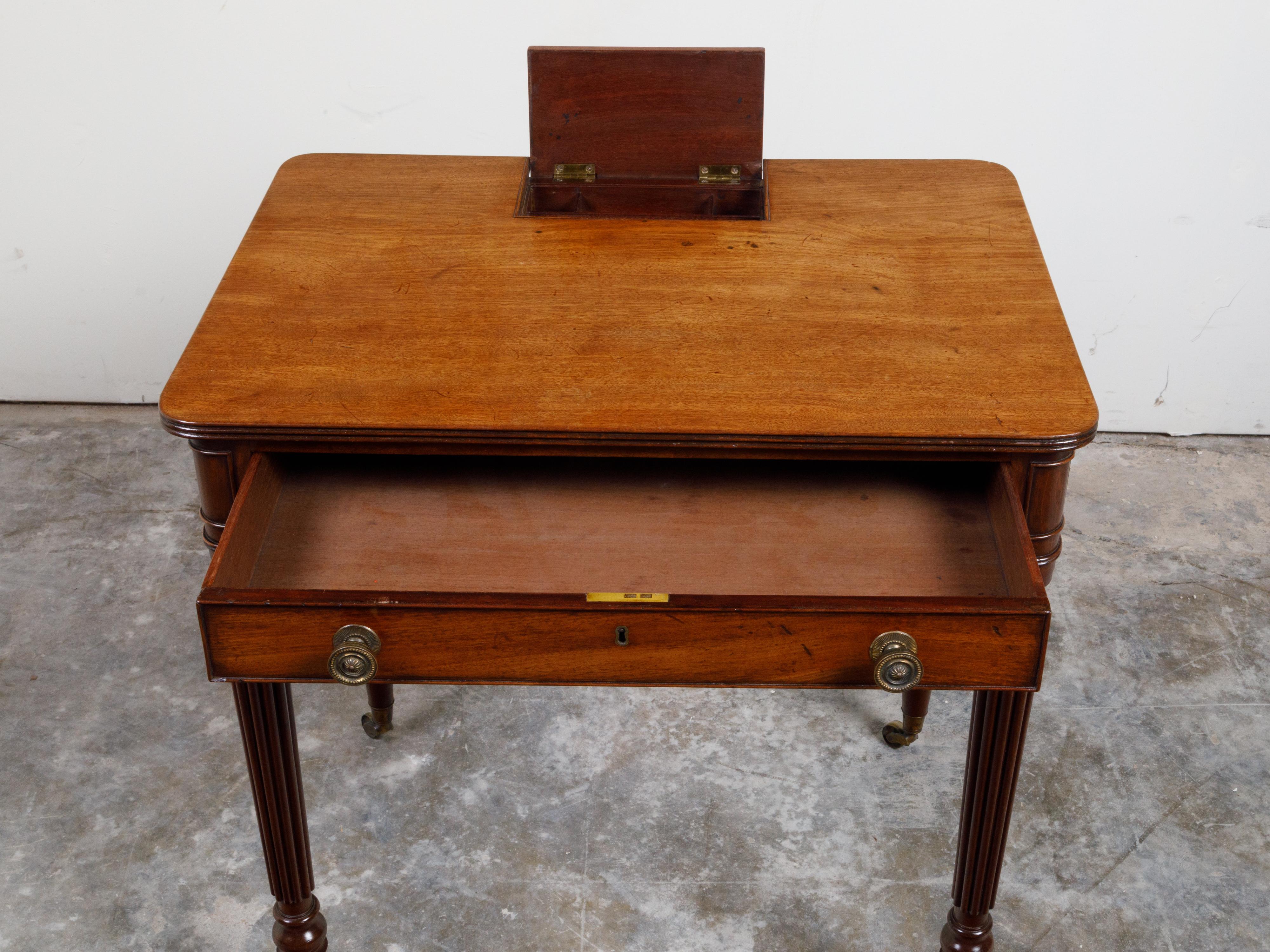 Table anglaise du 19ème siècle en acajou avec compartiment, tiroir et pieds cannelés en vente 3