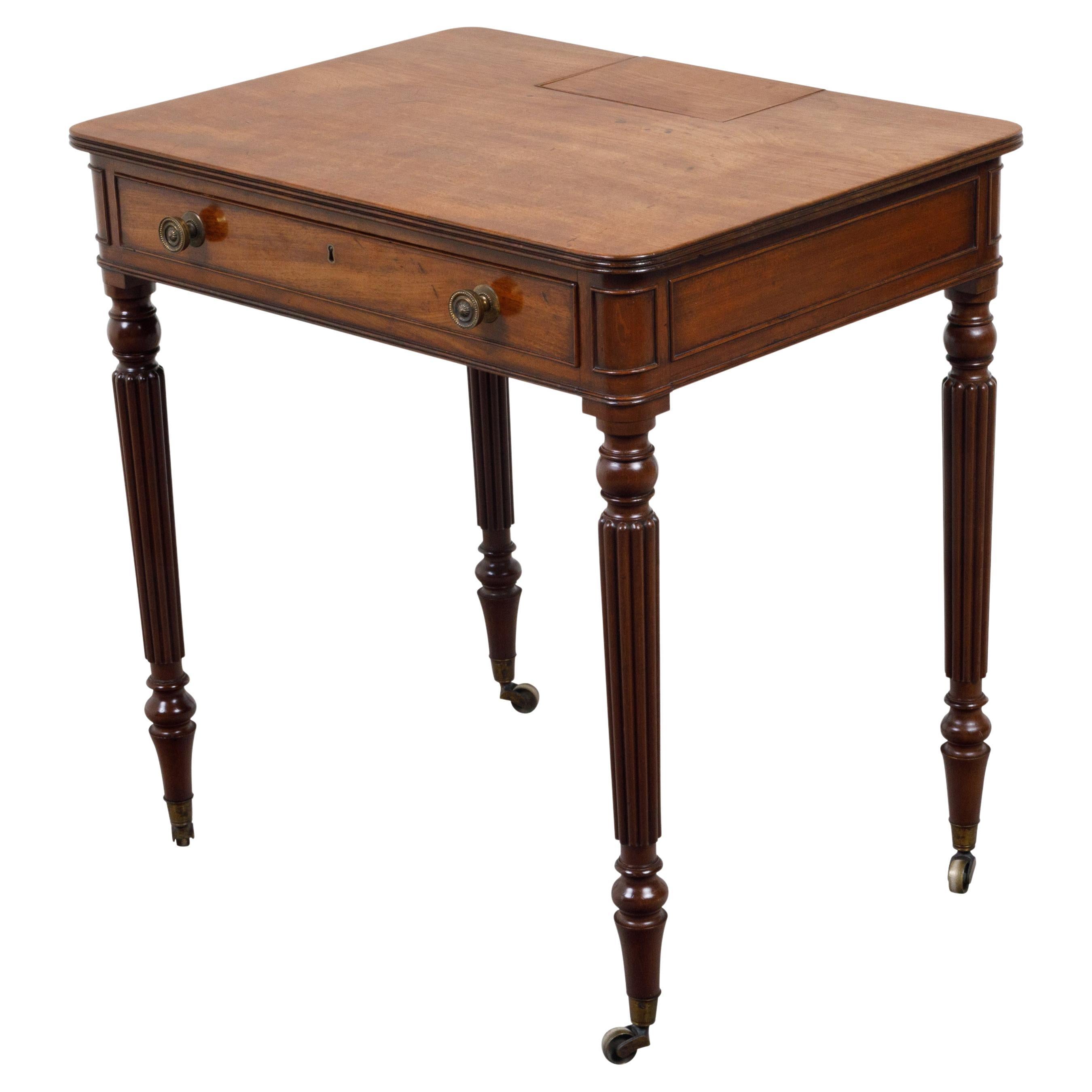 Mesa inglesa de caoba del siglo XIX con compartimento, cajón y patas de caña