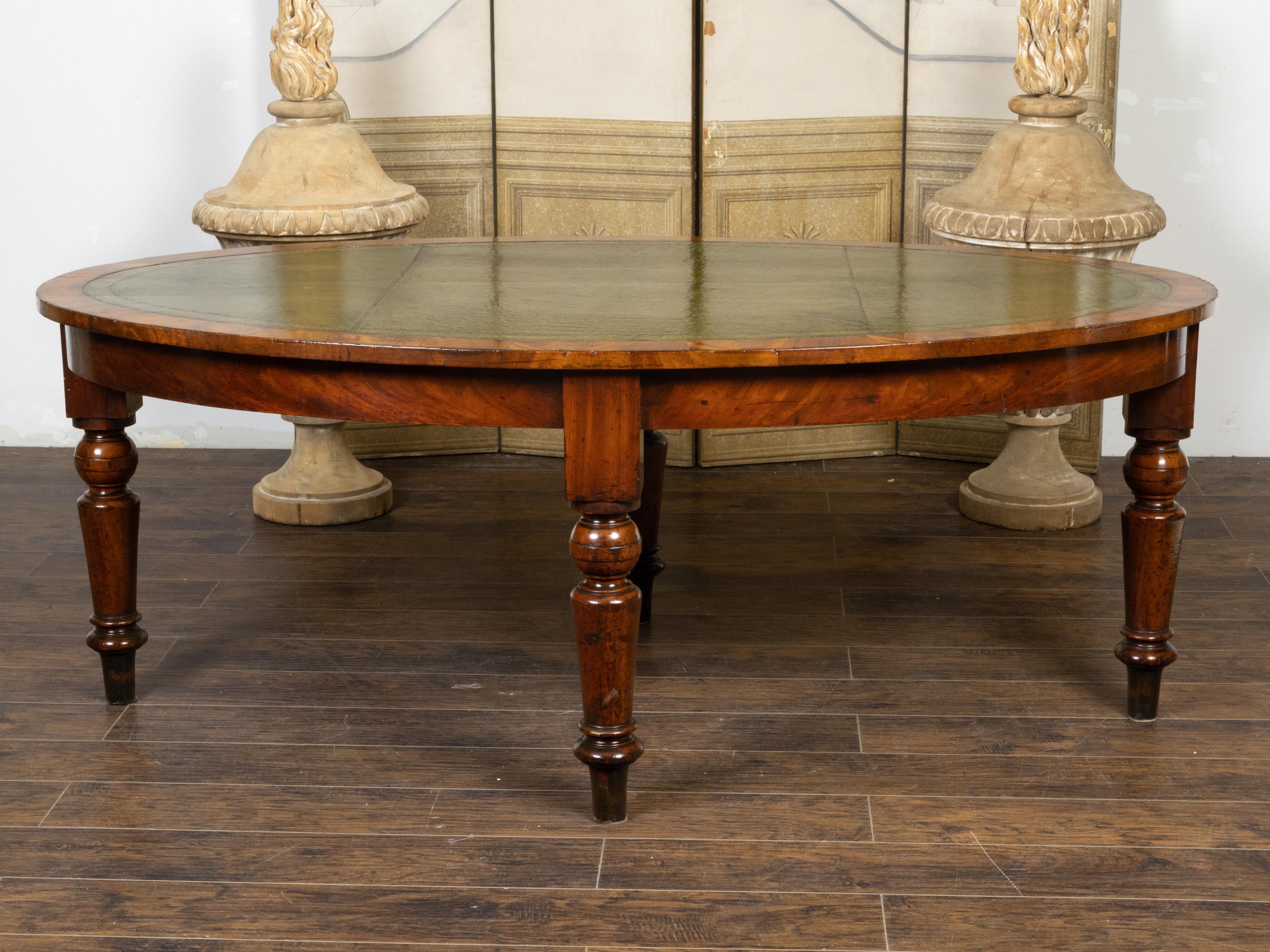 English 19th Century Mahogany Table with Green Leather Oval Top and Turned Legs For Sale 2