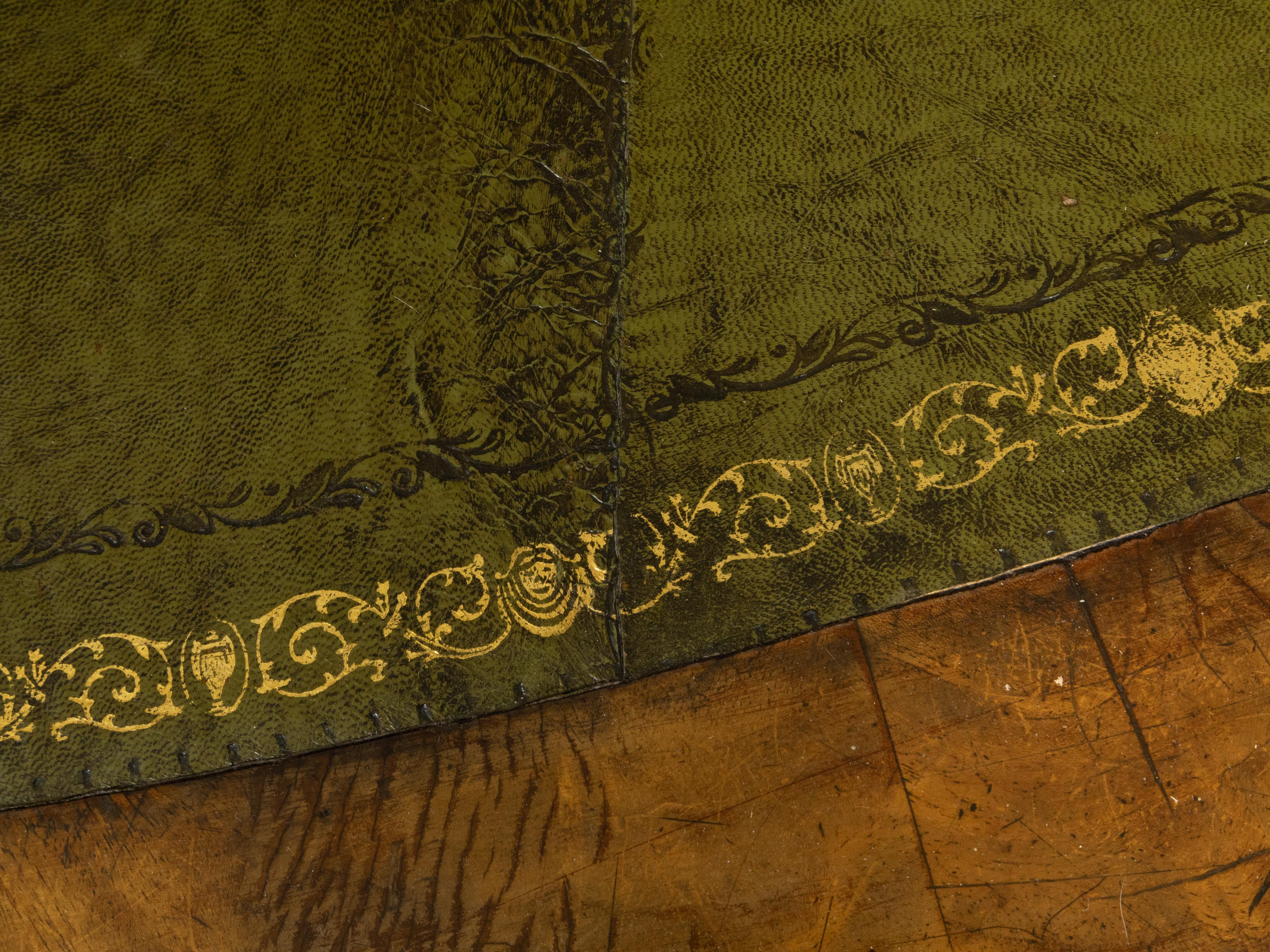 Tavolo inglese in mogano del XIX secolo con piano ovale in pelle verde e gambe tornite in vendita 3