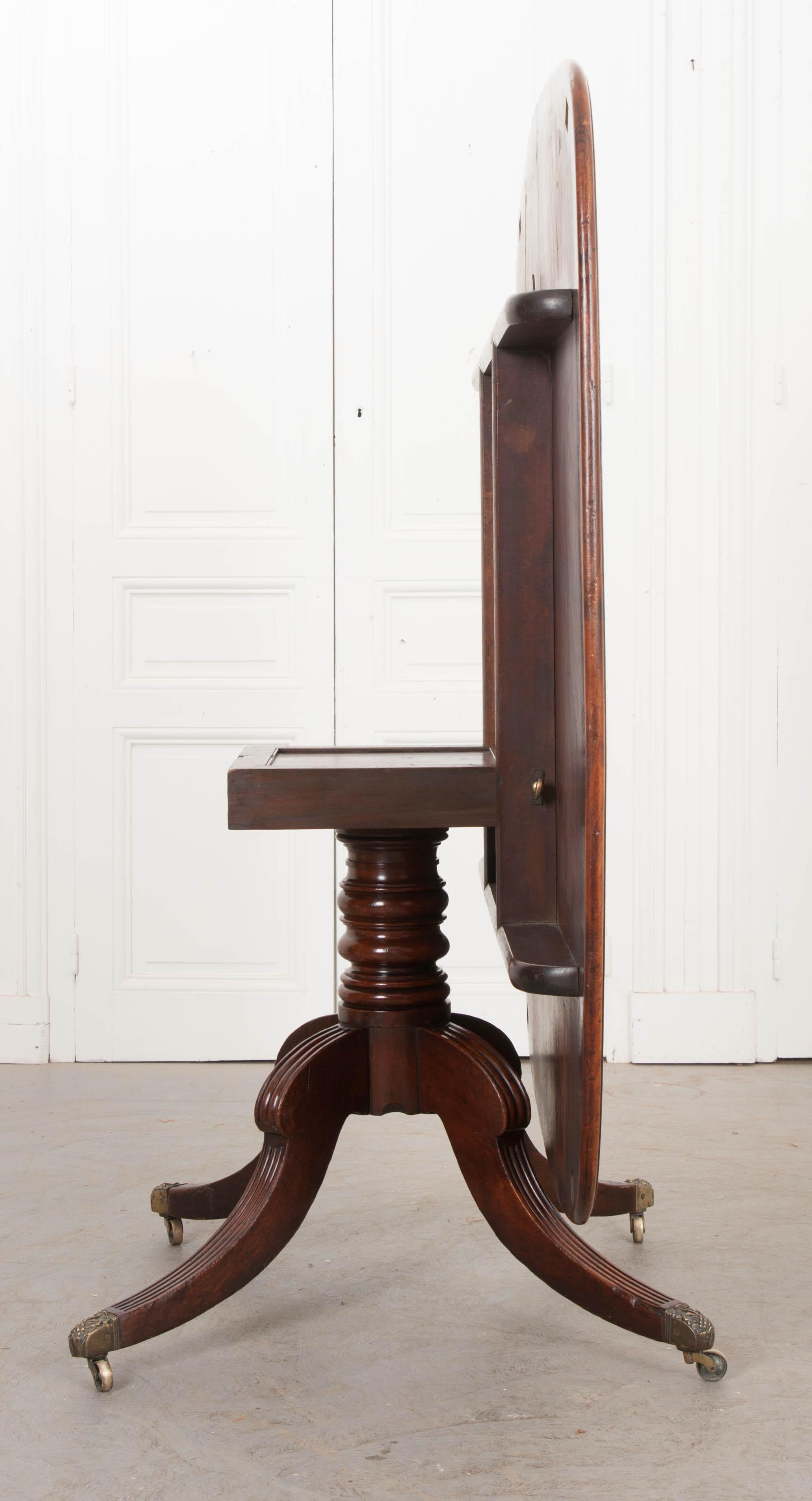 Table centrale anglaise du 19ème siècle en acajou à plateau basculant en vente 5