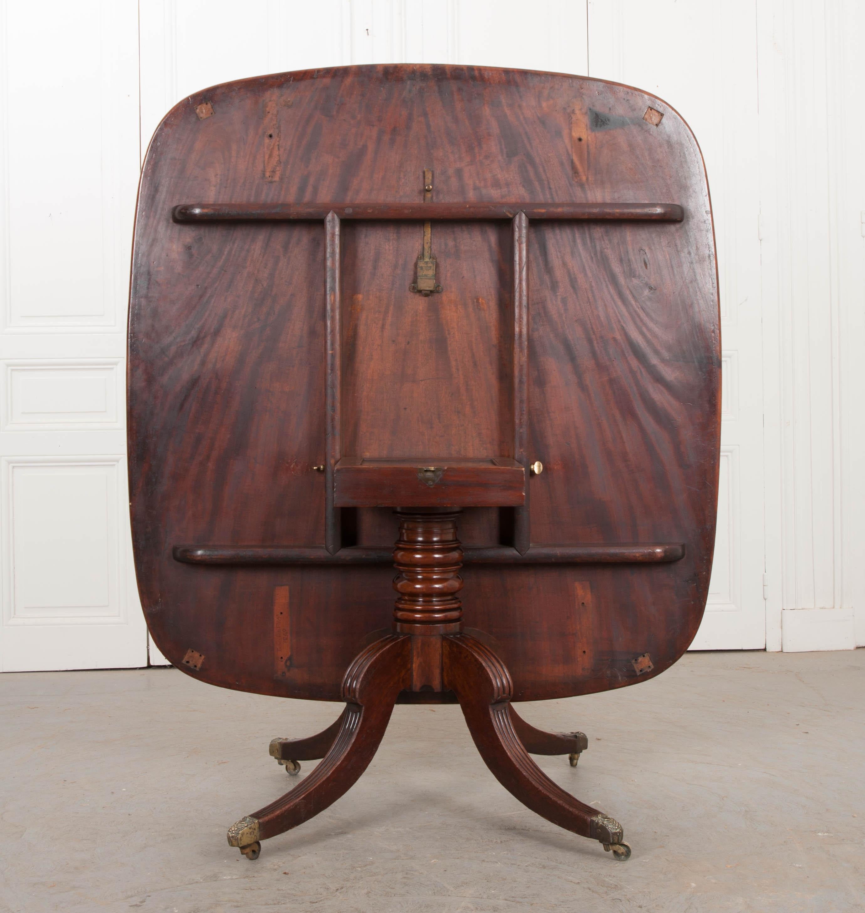 Table centrale anglaise du 19ème siècle en acajou à plateau basculant en vente 6