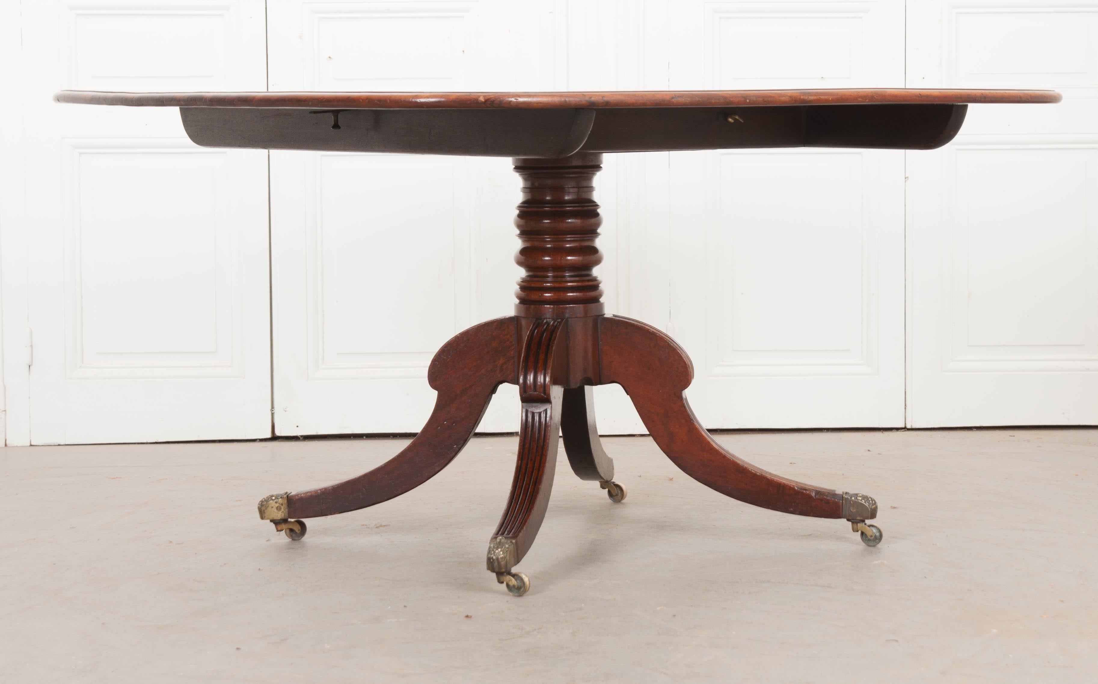English 19th Century Mahogany Tilt-Top Center Table For Sale 1