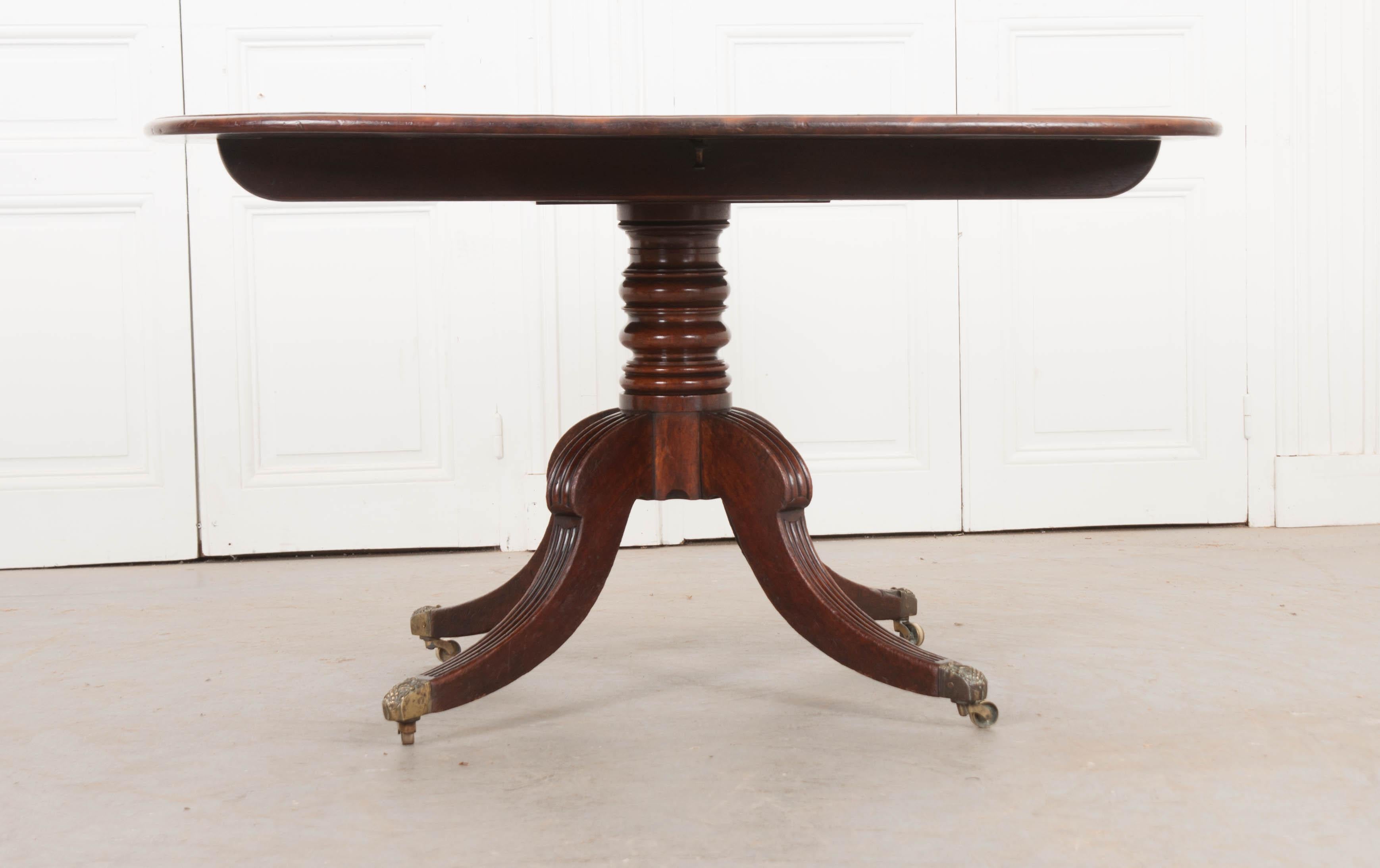 English 19th Century Mahogany Tilt-Top Center Table For Sale 3