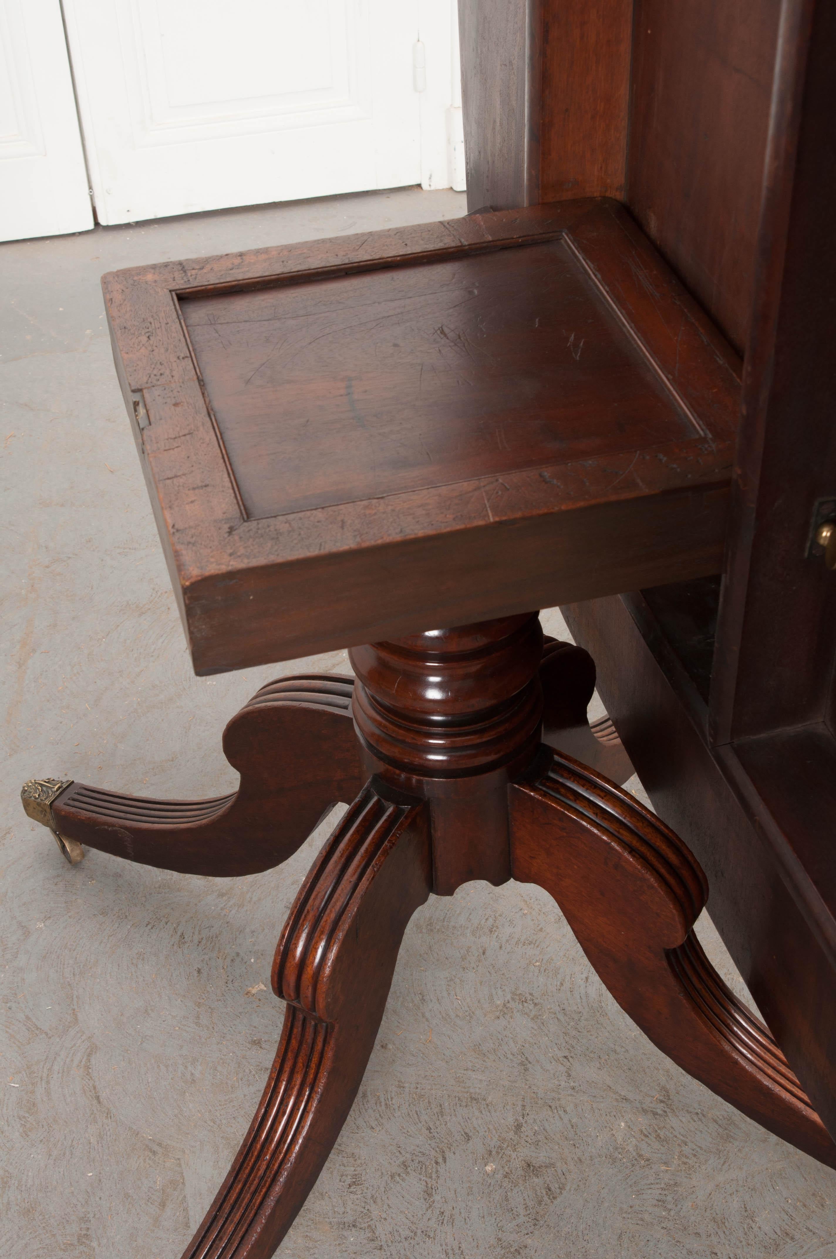 English 19th Century Mahogany Tilt-Top Center Table For Sale 4