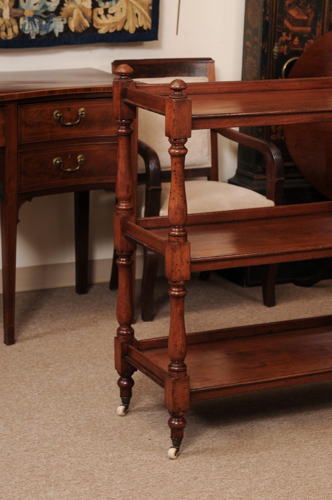 Carrello in mogano inglese del XIX secolo con 3 piani e piedini a rotelle In condizioni discrete in vendita a Atlanta, GA