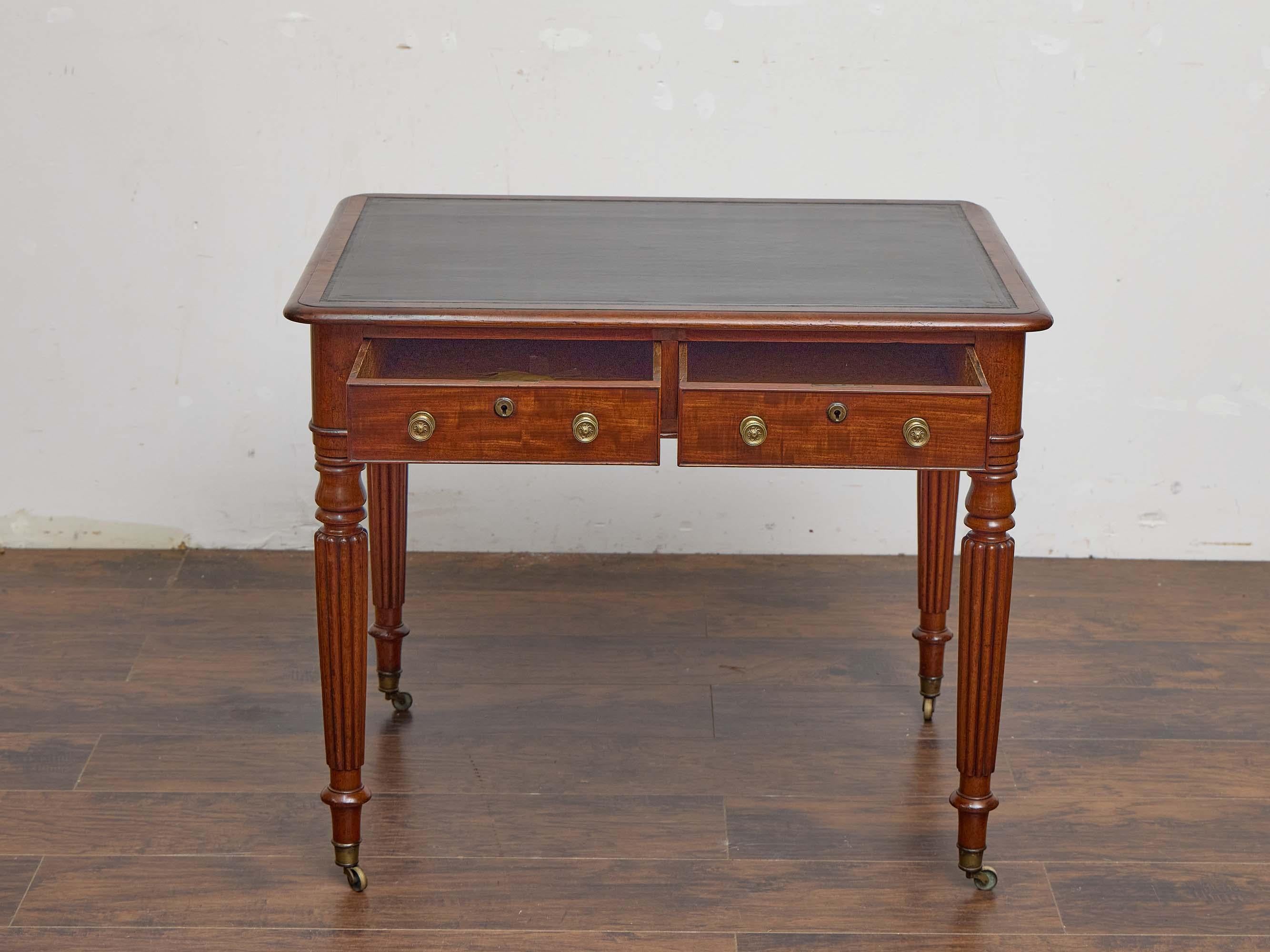 Dieser englische Schreibtisch aus dem 19. Jahrhundert ist ein wohlproportioniertes und fein gearbeitetes Exemplar aus Mahagoni, das die Eleganz und Präzision des späten georgianischen oder frühen Regency-Designs demonstriert. Die rechteckige Platte