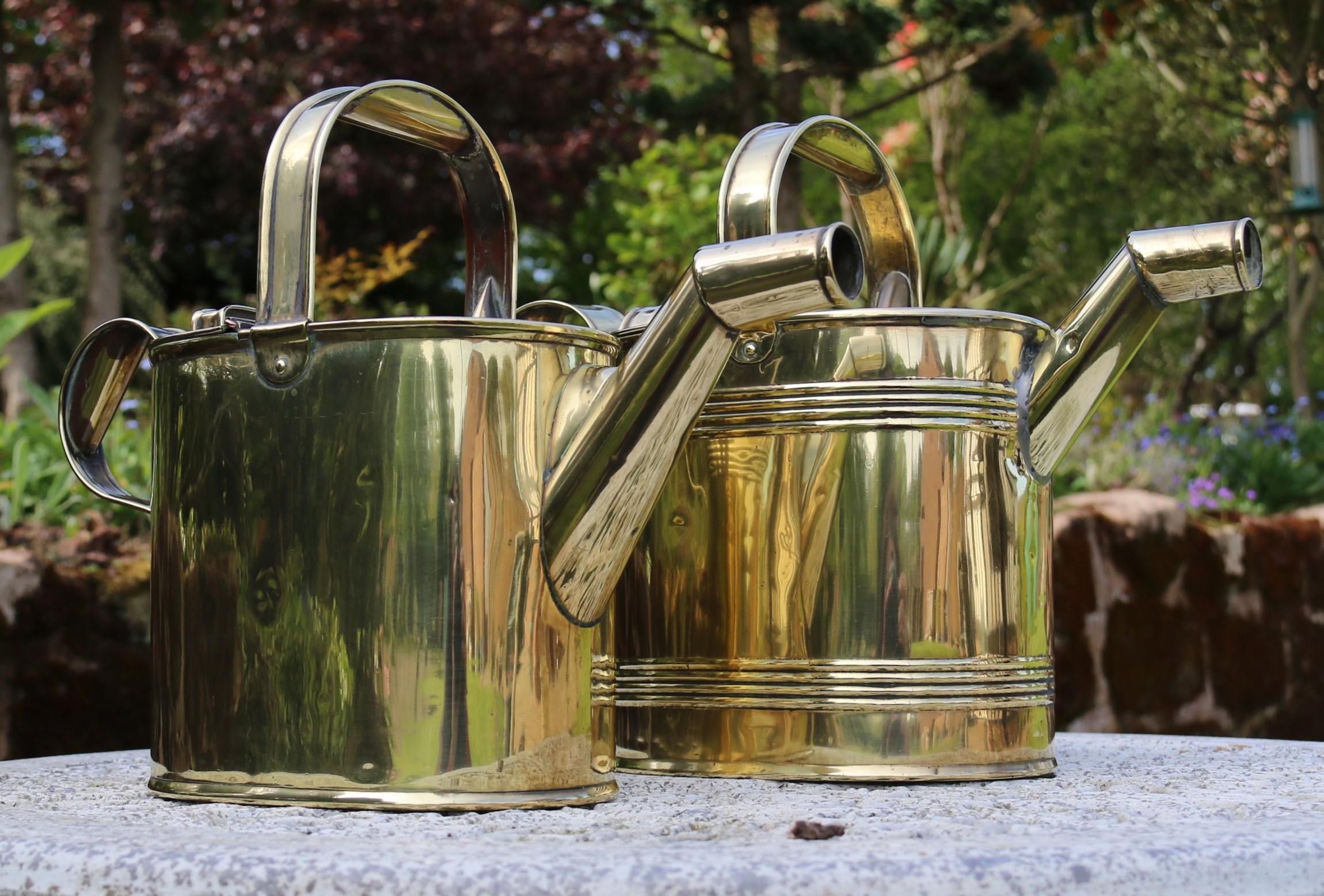 English 19th century matched pair of brass watering cans from a London Hotel For Sale 4