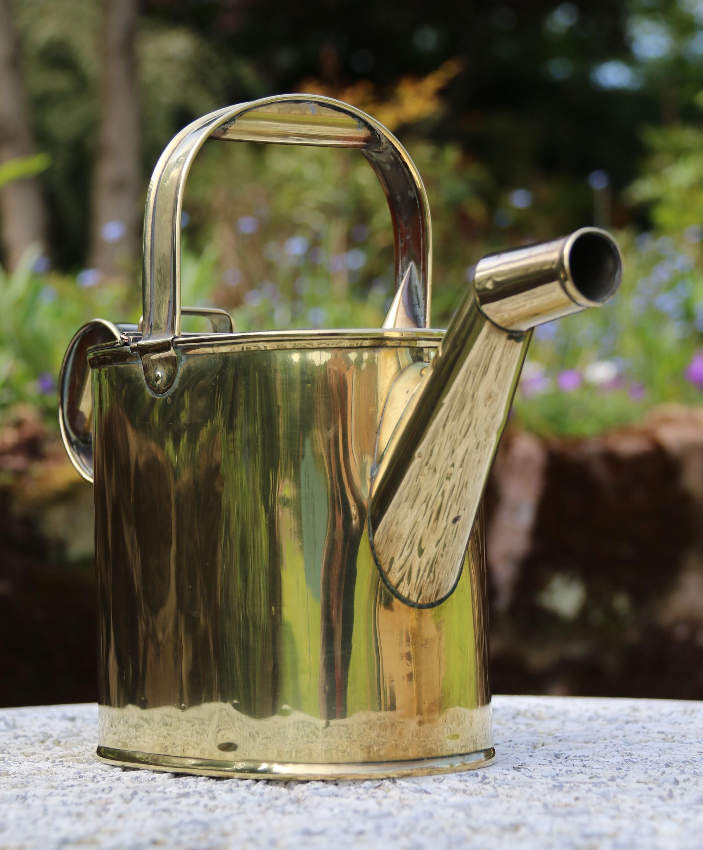 English 19th century matched pair of brass watering cans from a London Hotel For Sale 8