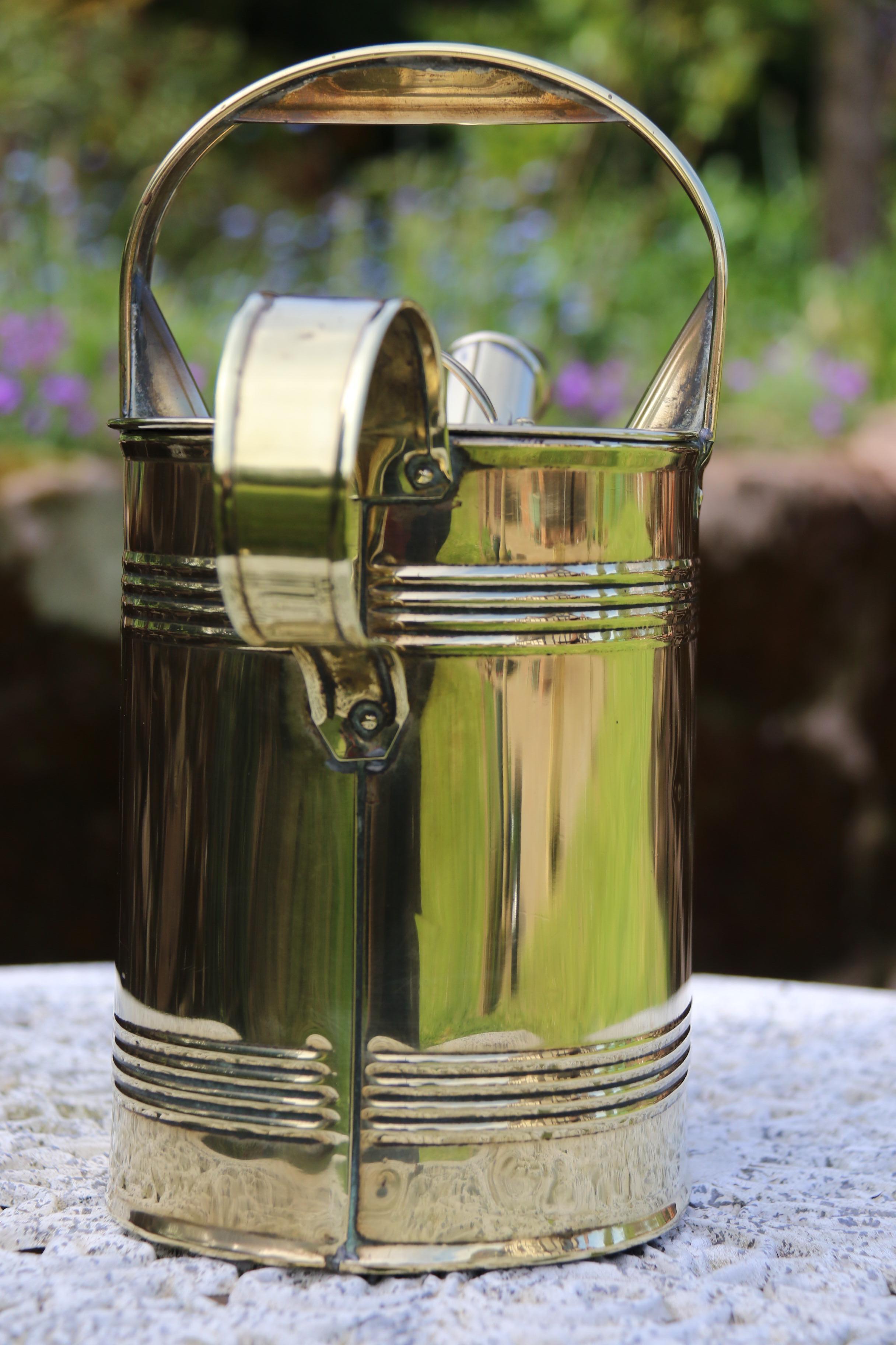 English 19th century matched pair of brass watering cans from a London Hotel For Sale 12