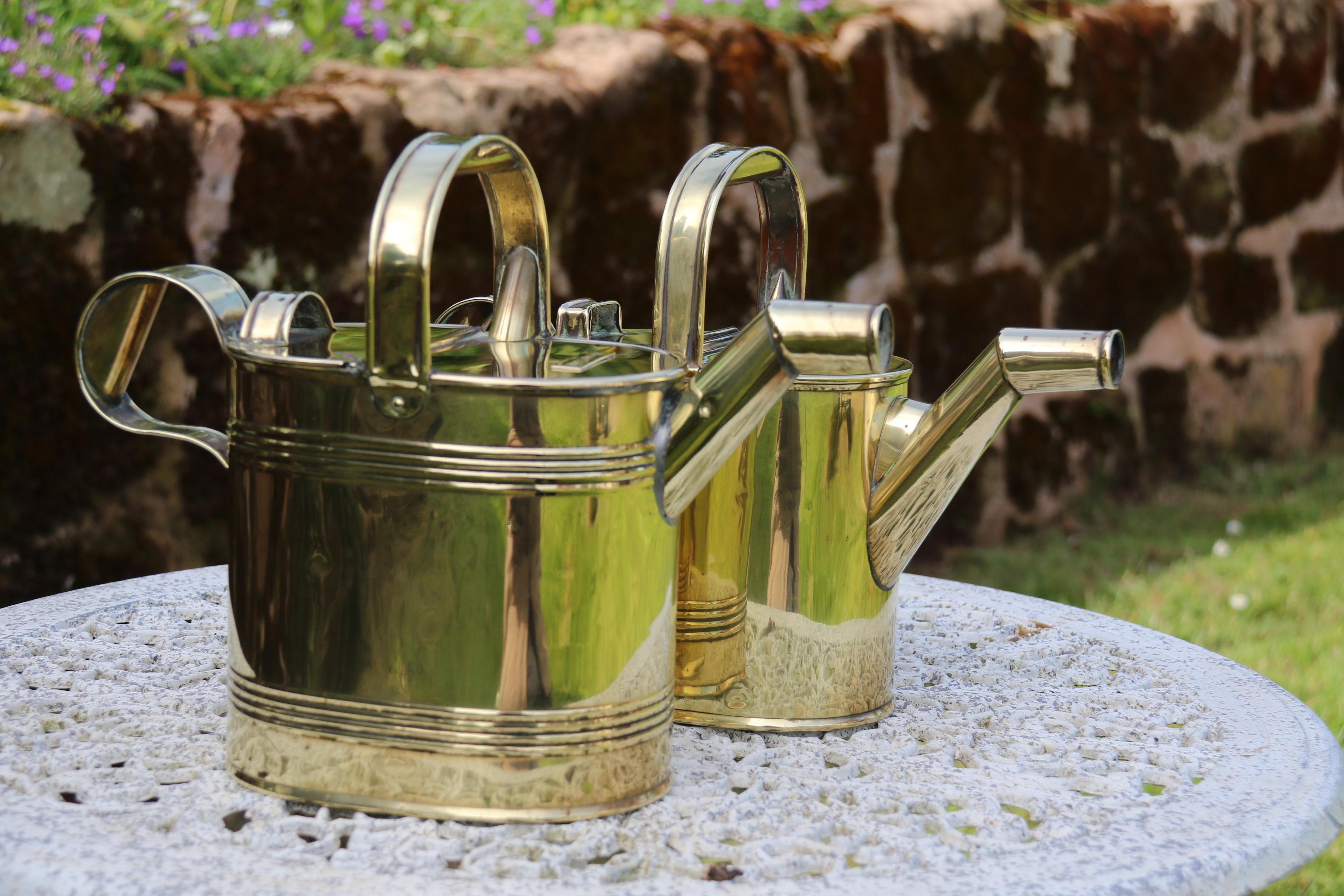 English 19th century matched pair of brass watering cans from a London Hotel In Good Condition For Sale In Central England, GB