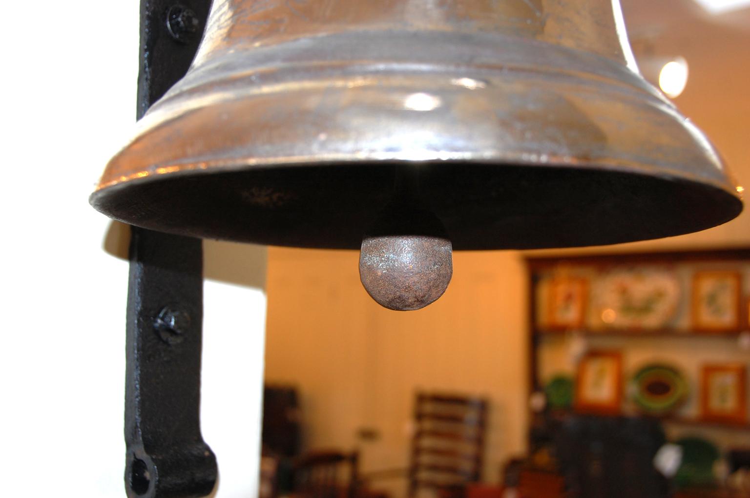 Englische Militär-Hängeglocke des 19. Jahrhunderts aus gegossenem Glockenmetall mit eiserner Halterung (Kampagne)