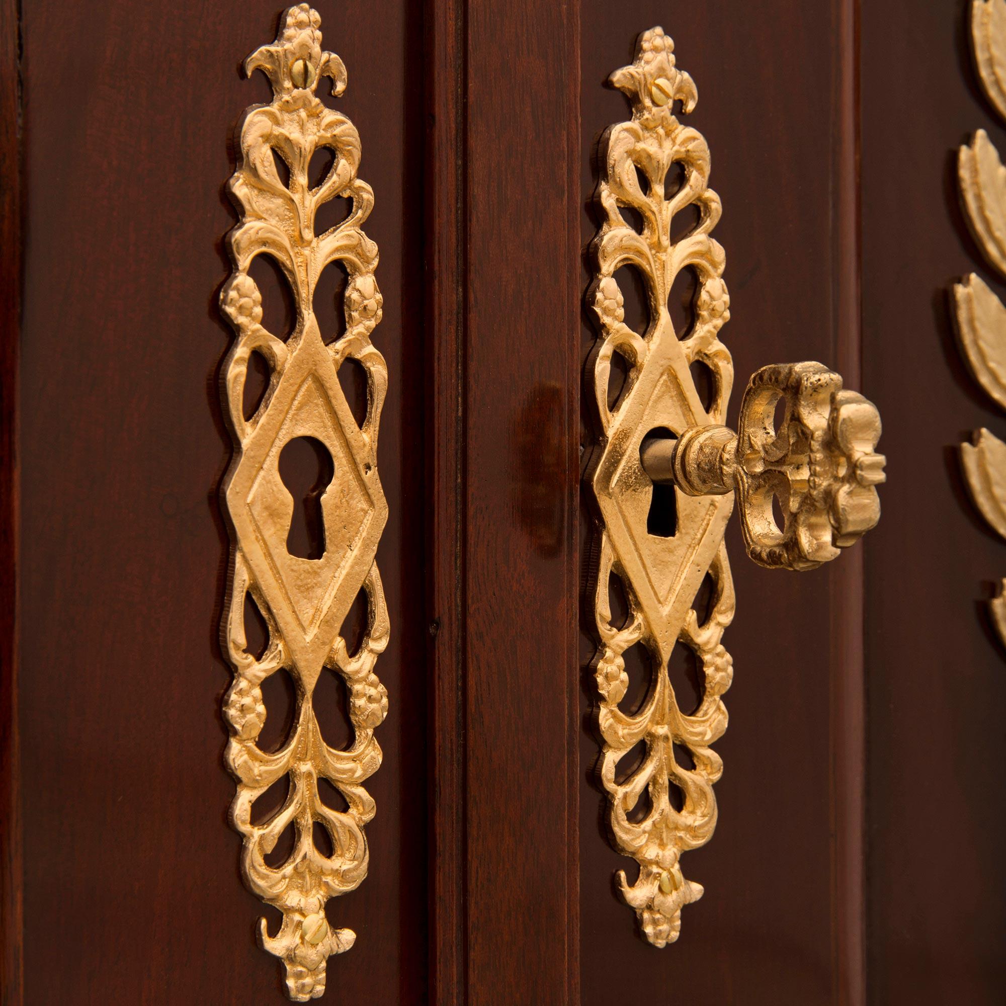 Buffet/armoire néo-classique anglais du 19ème siècle en acajou et bronze doré en vente 3