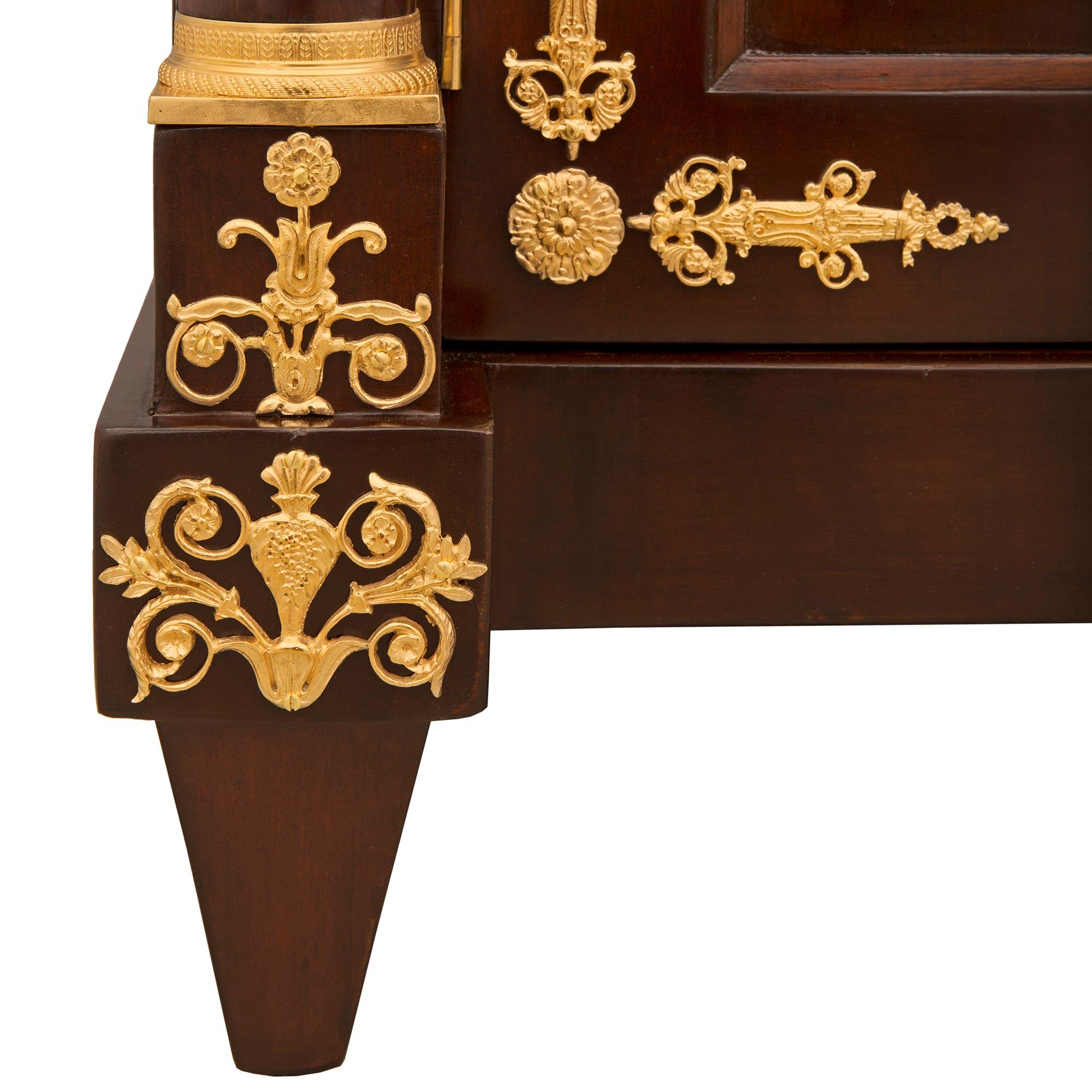 Buffet/armoire néo-classique anglais du 19ème siècle en acajou et bronze doré en vente 4
