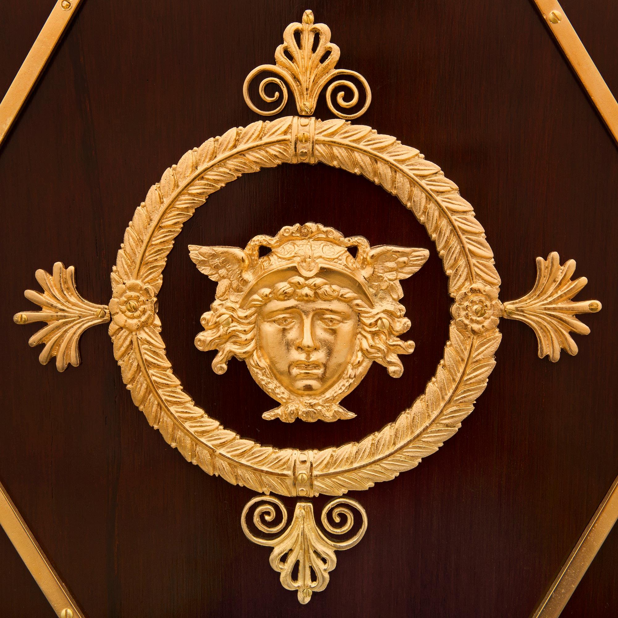 Buffet/armoire néo-classique anglais du 19ème siècle en acajou et bronze doré en vente 5