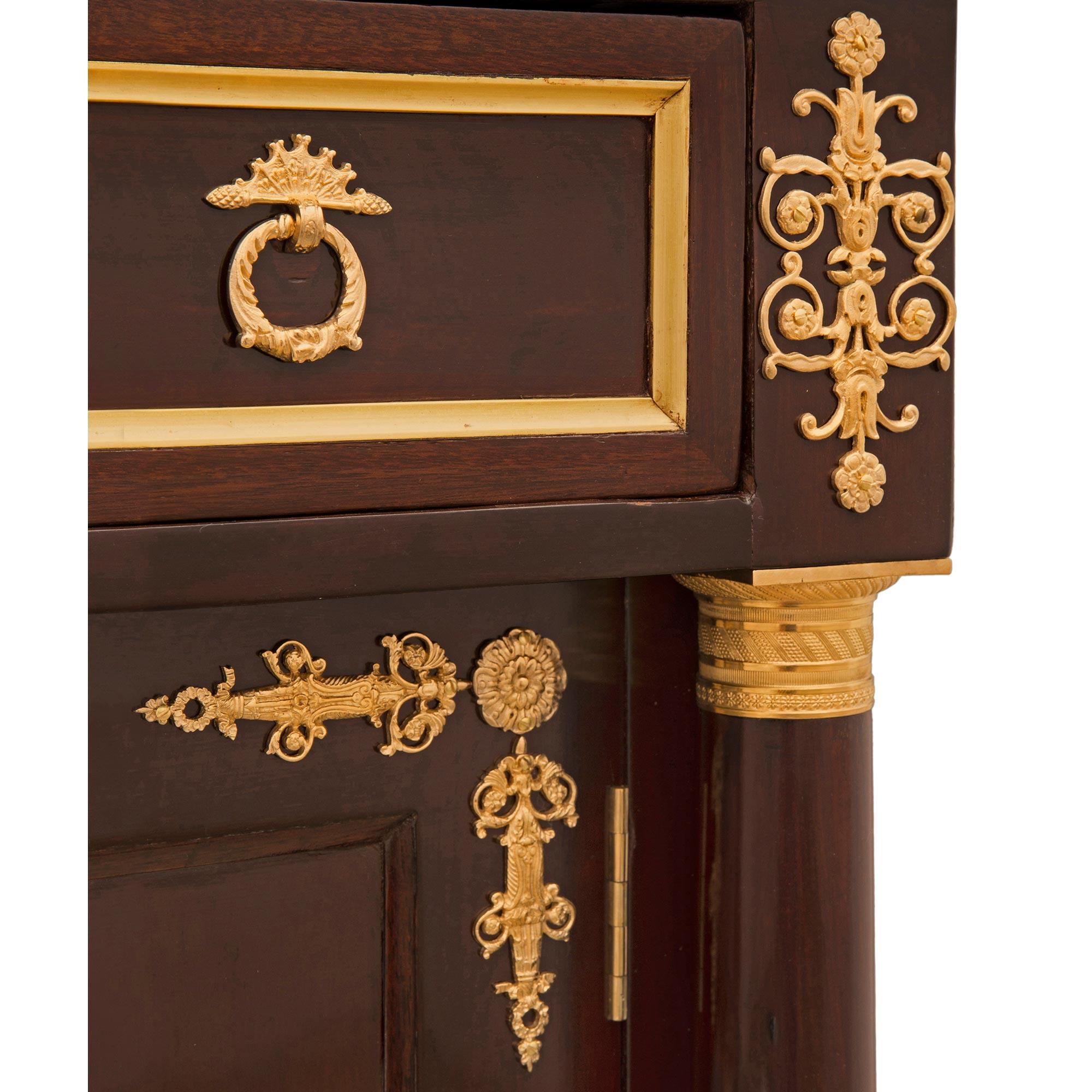 XIXe siècle Buffet/armoire néo-classique anglais du 19ème siècle en acajou et bronze doré en vente
