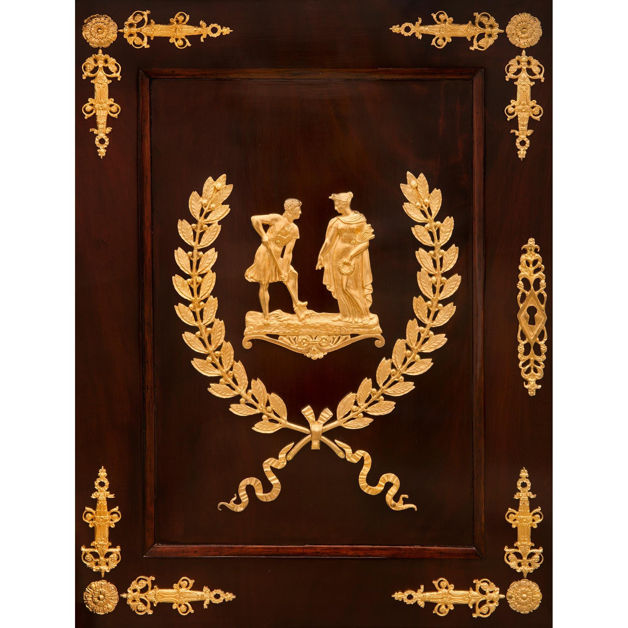 Bronze doré Buffet/armoire néo-classique anglais du 19ème siècle en acajou et bronze doré en vente