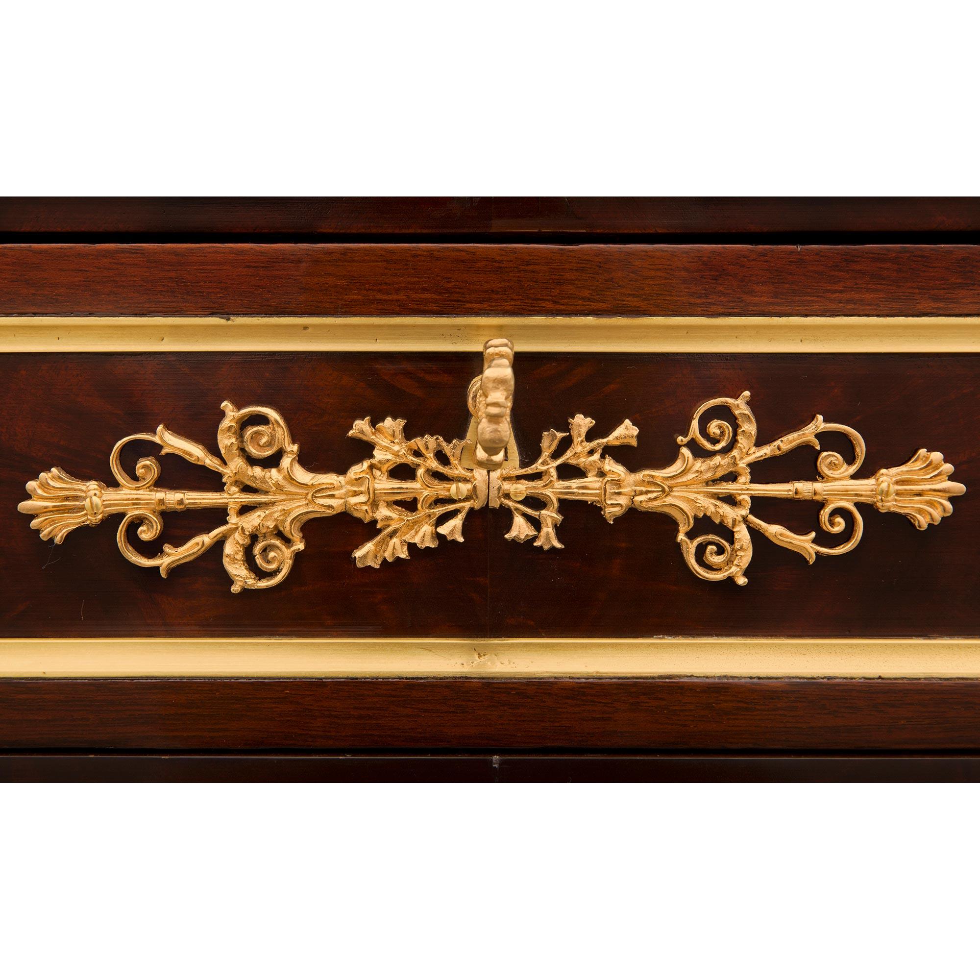 Buffet/armoire néo-classique anglais du 19ème siècle en acajou et bronze doré en vente 1