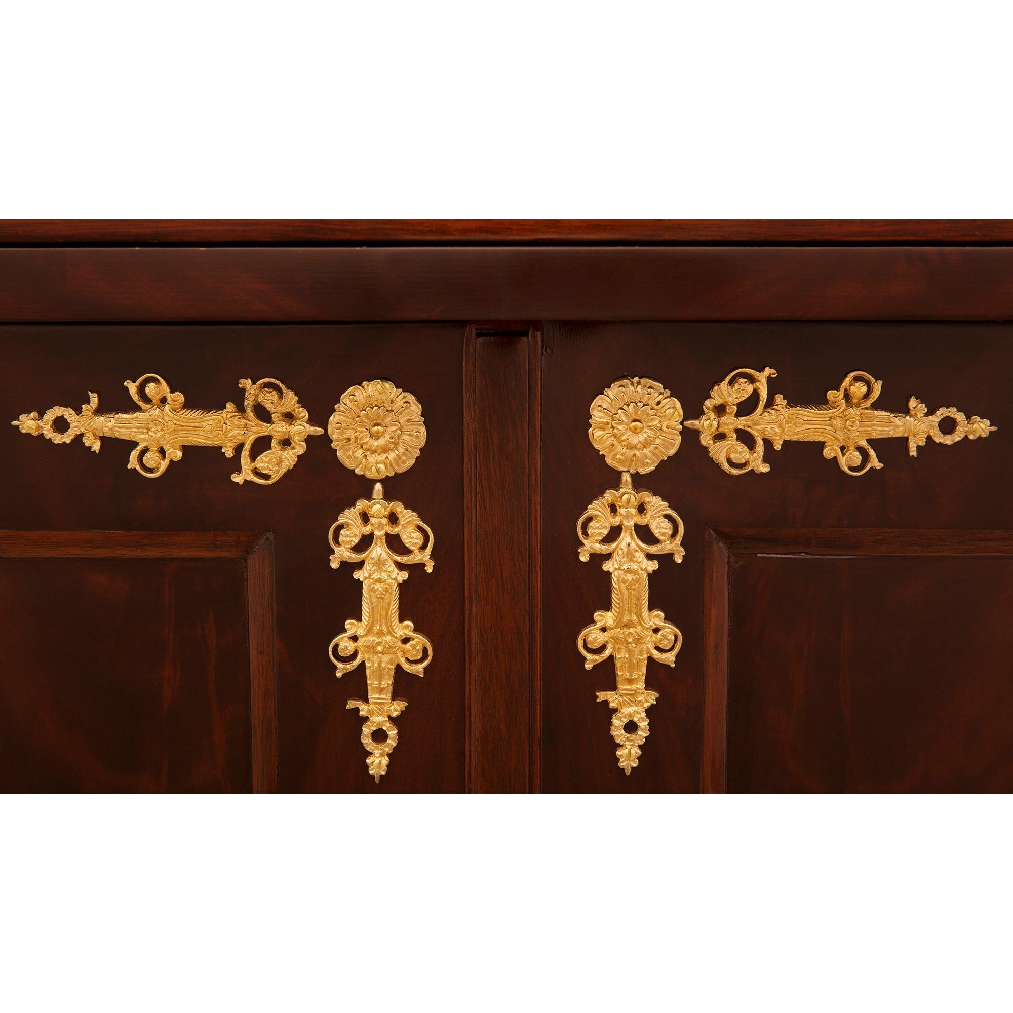 Buffet/armoire néo-classique anglais du 19ème siècle en acajou et bronze doré en vente 2