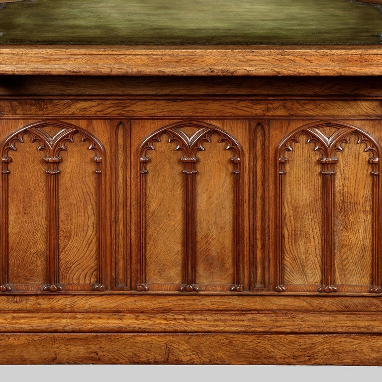 English 19th Century Oak and Leather Partner’s Desk in the Gothic Style In Good Condition For Sale In London, GB