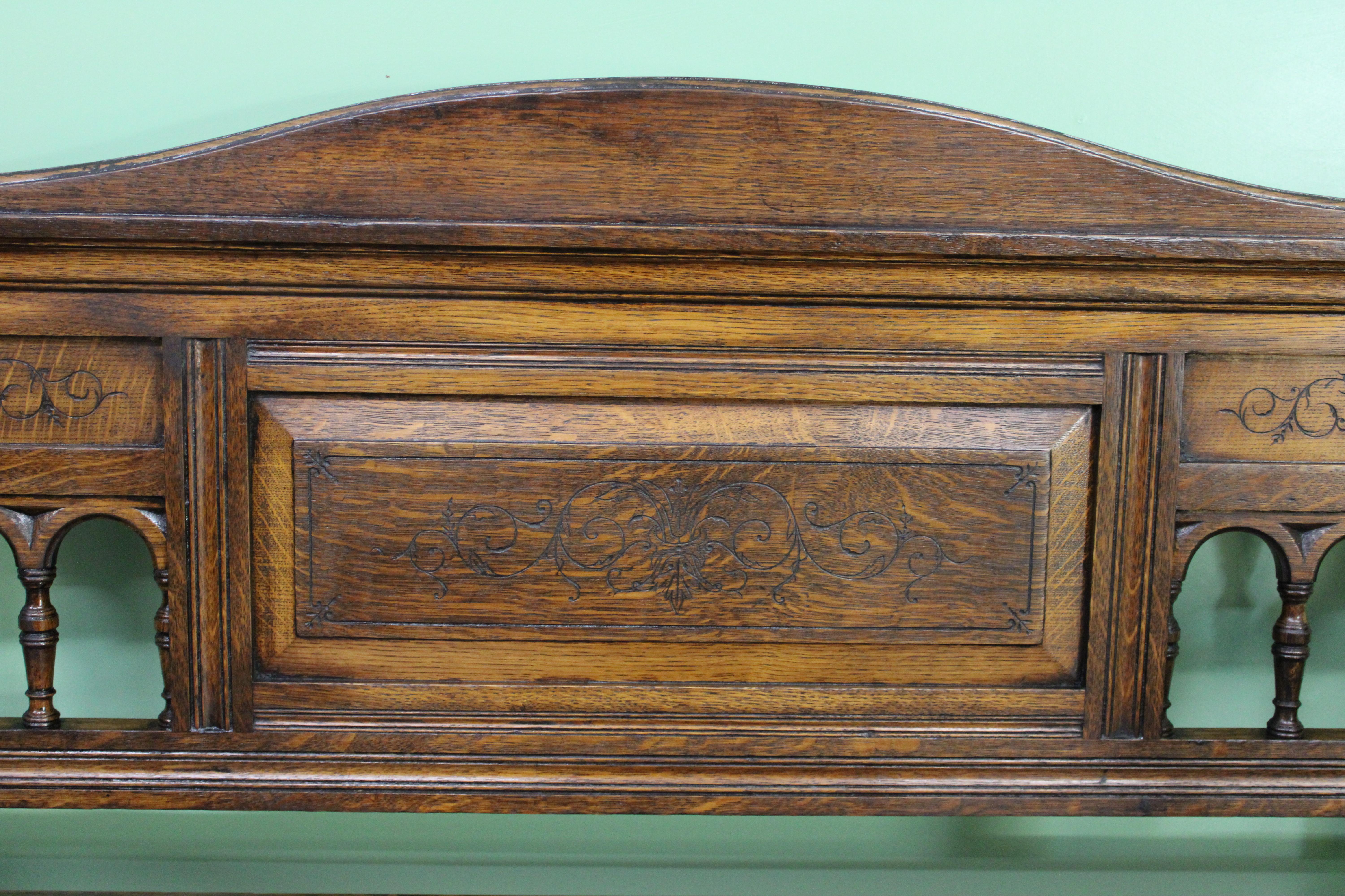 Precioso banco o banqueta de roble macizo inglés. Bien construido en roble inglés macizo con detalles tallados en el panel trasero. Refinada con simpatía en nuestros talleres y puesta a la venta en excelentes condiciones, con un color y una pátina