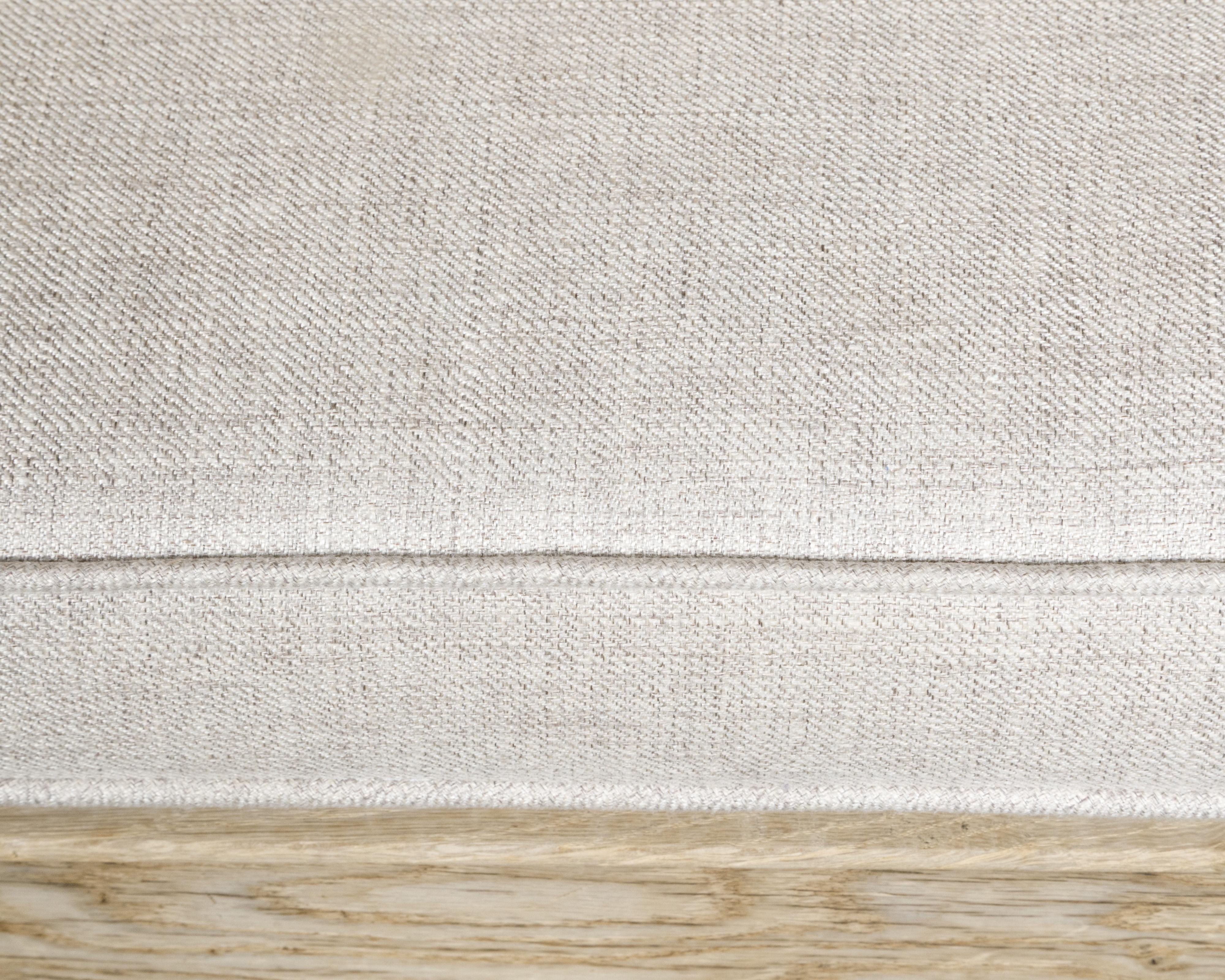 Banc anglais du 19ème siècle avec dossier sculpté, bras inclinés vers le bas et coussin en vente 3