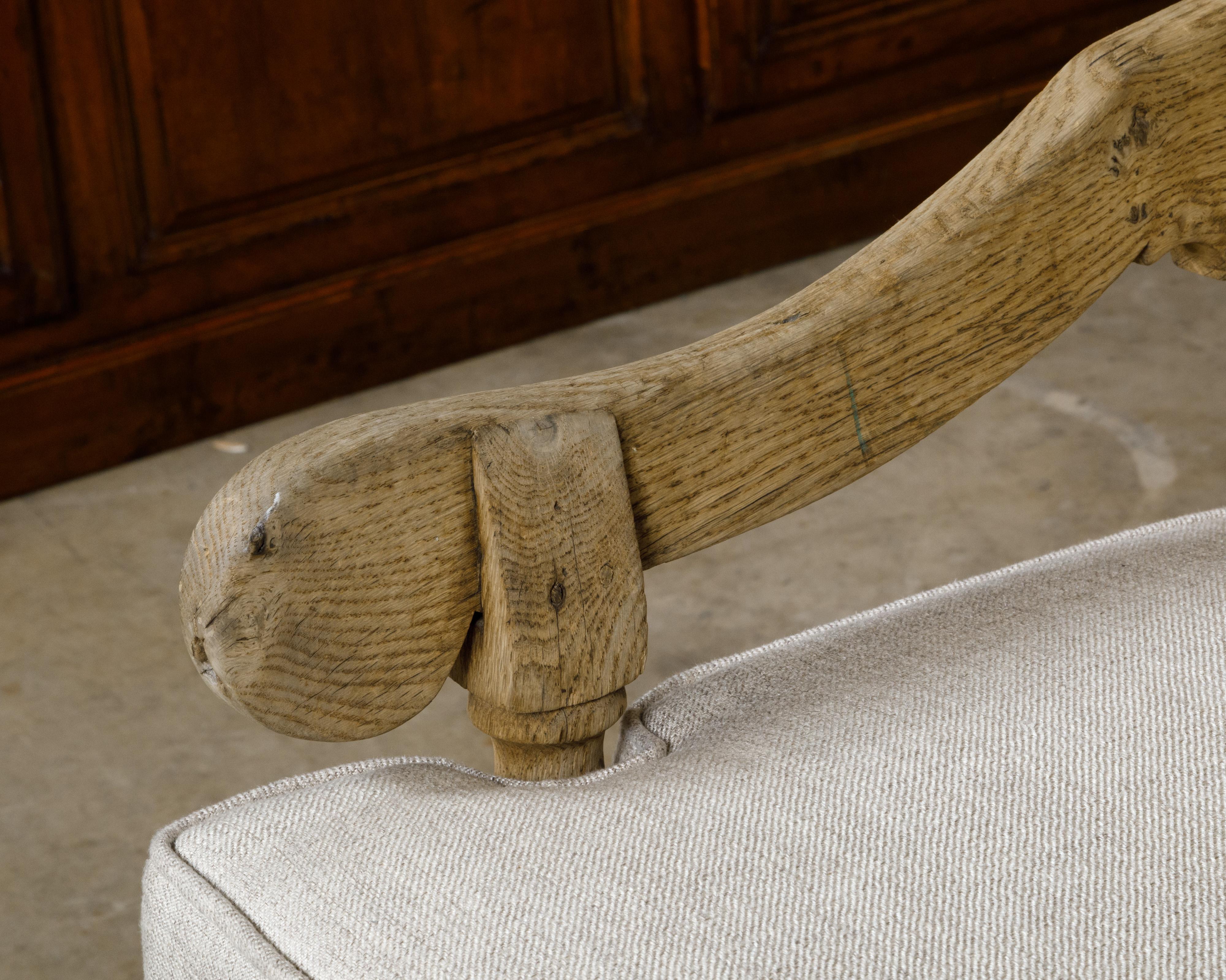 Banc anglais du 19ème siècle avec dossier sculpté, bras inclinés vers le bas et coussin en vente 4