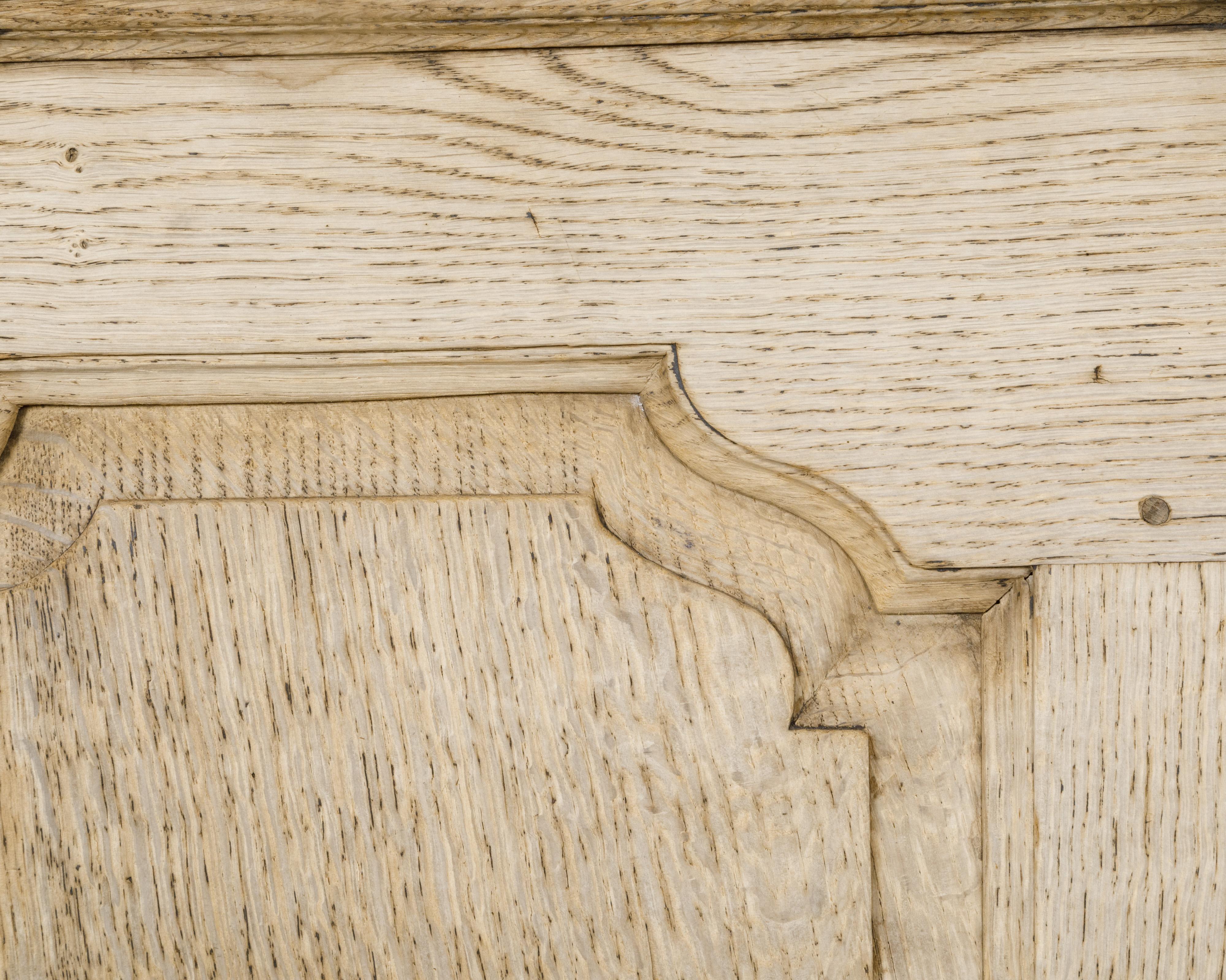 Banc anglais du 19ème siècle avec dossier sculpté, bras inclinés vers le bas et coussin en vente 5