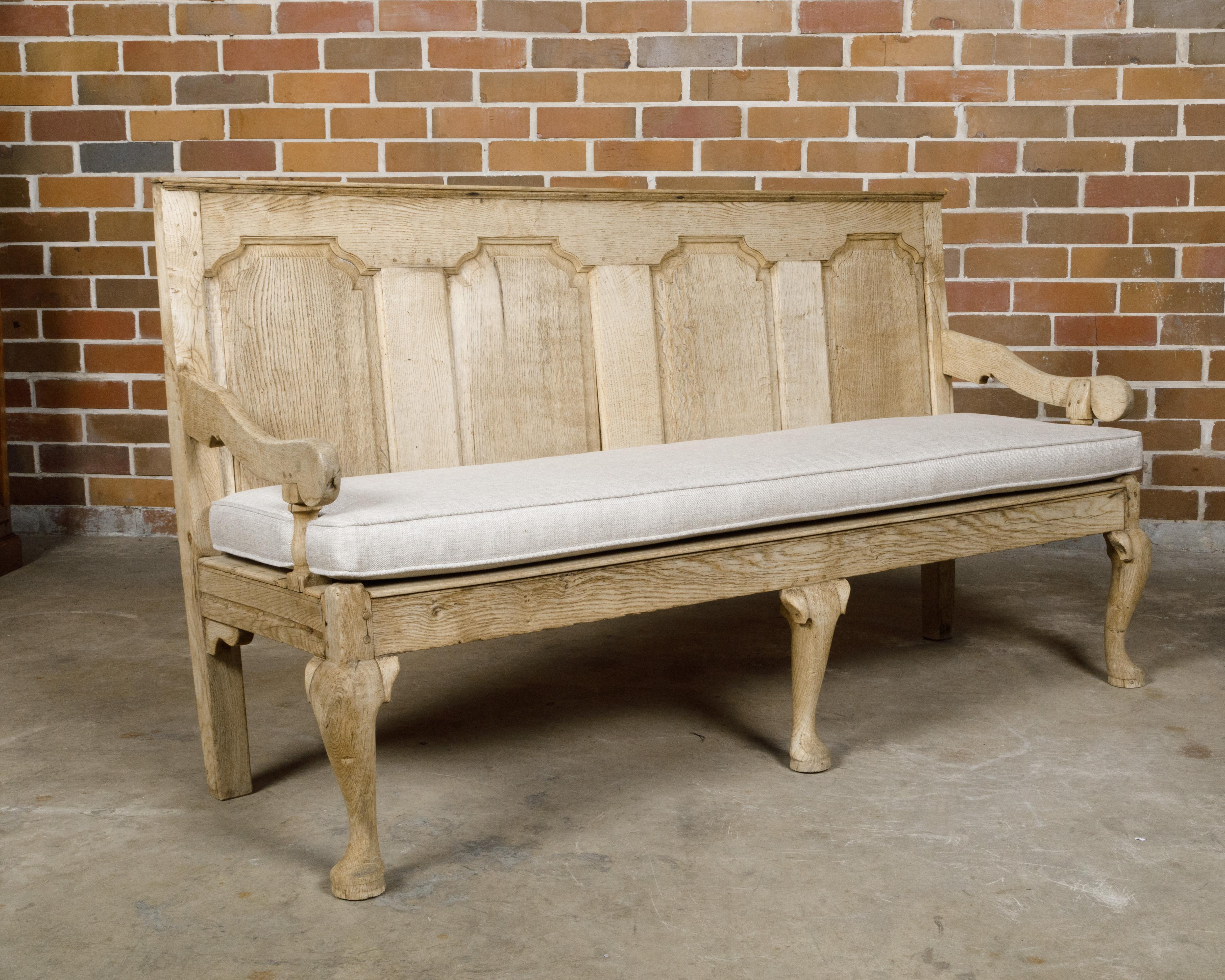 Anglais Banc anglais du 19ème siècle avec dossier sculpté, bras inclinés vers le bas et coussin en vente