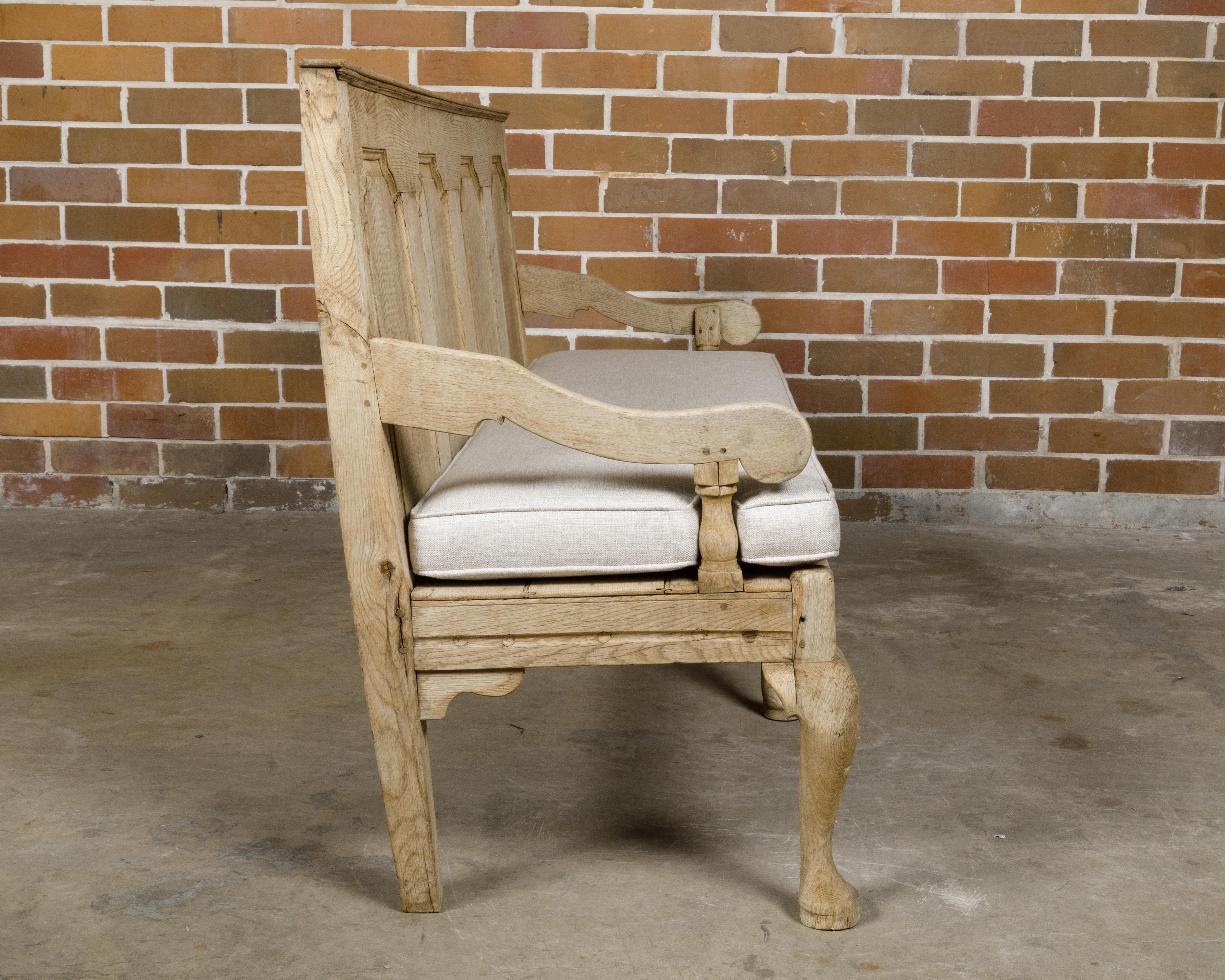 Blanchi Banc anglais du 19ème siècle avec dossier sculpté, bras inclinés vers le bas et coussin en vente