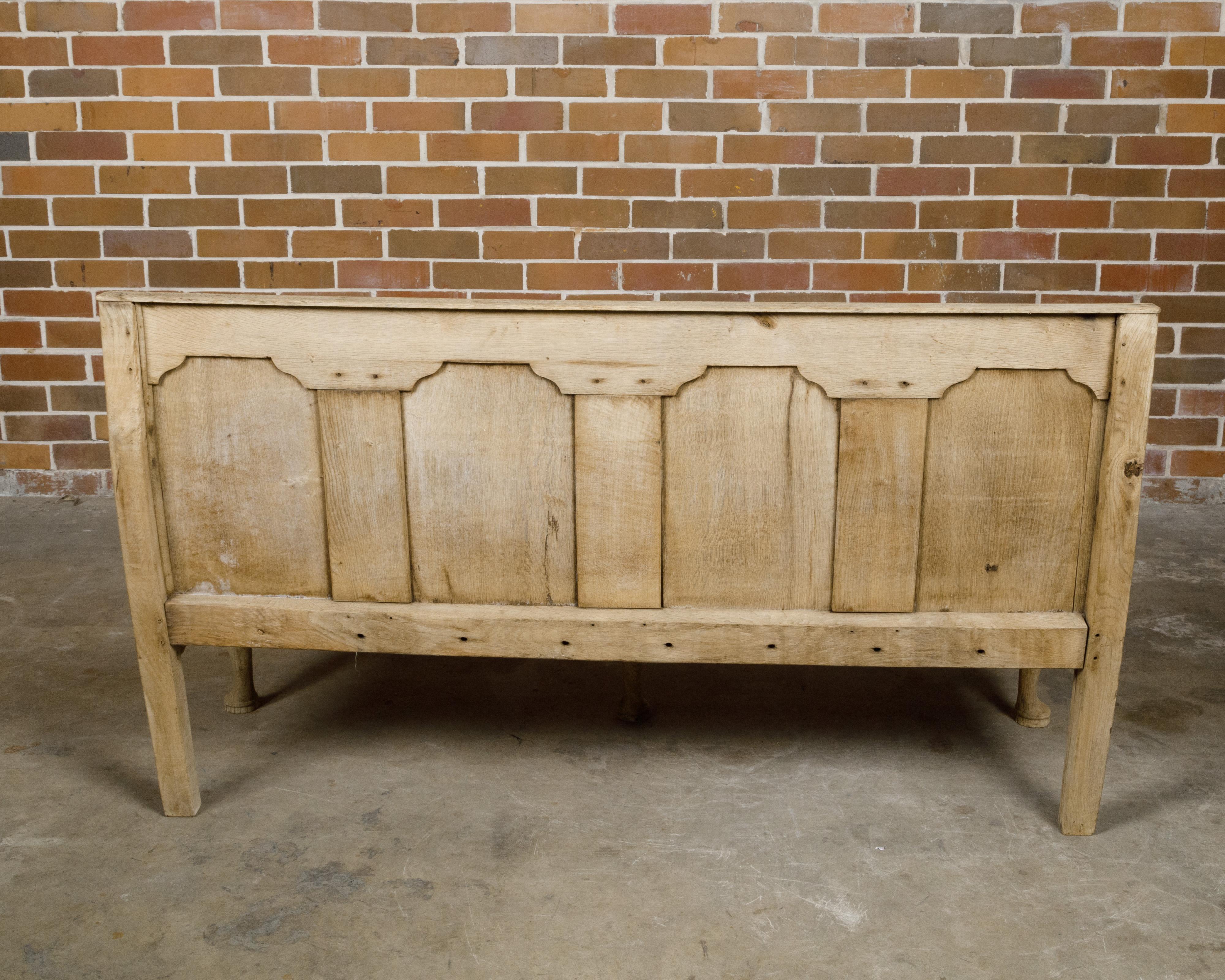 Banc anglais du 19ème siècle avec dossier sculpté, bras inclinés vers le bas et coussin Bon état - En vente à Atlanta, GA