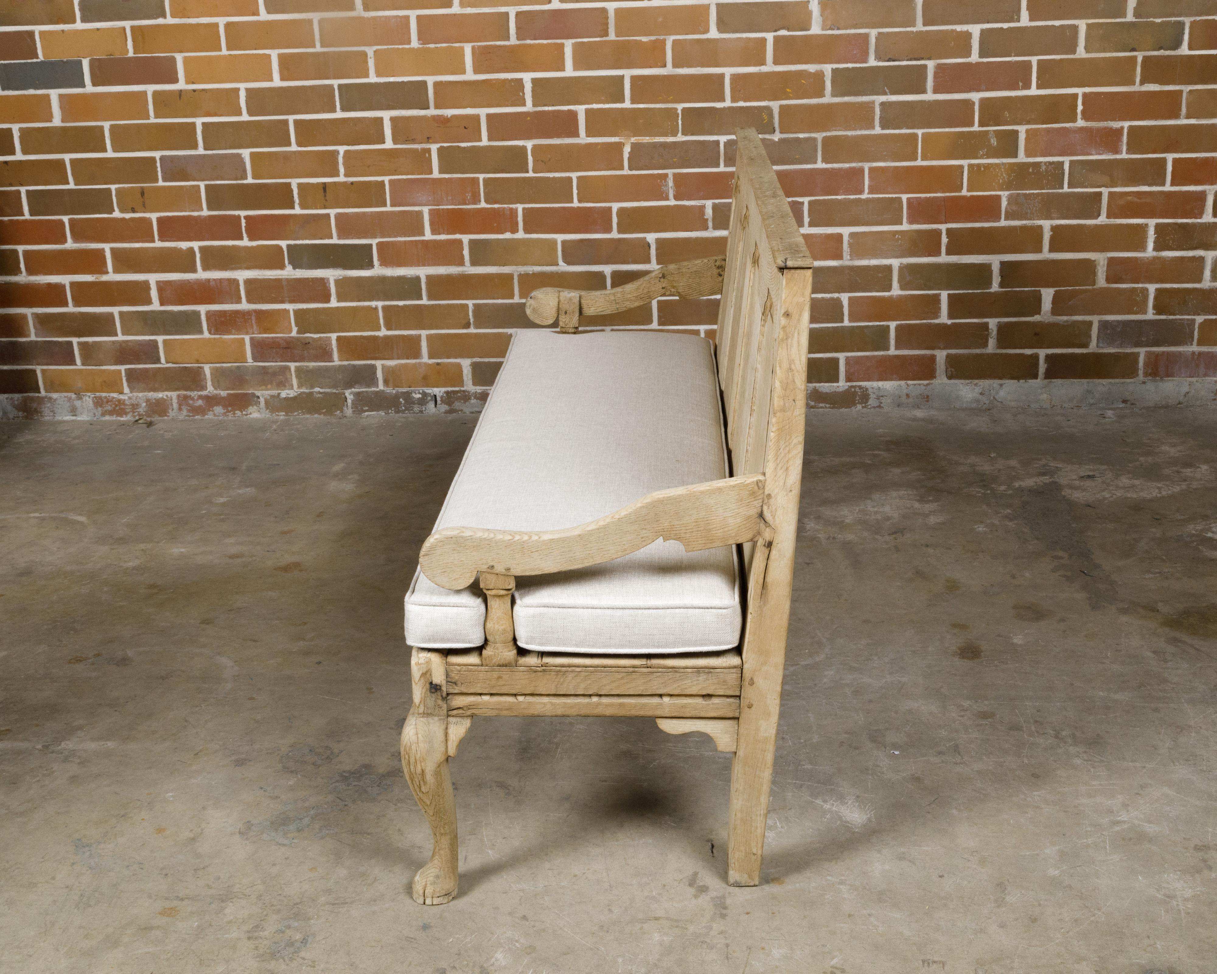 XIXe siècle Banc anglais du 19ème siècle avec dossier sculpté, bras inclinés vers le bas et coussin en vente