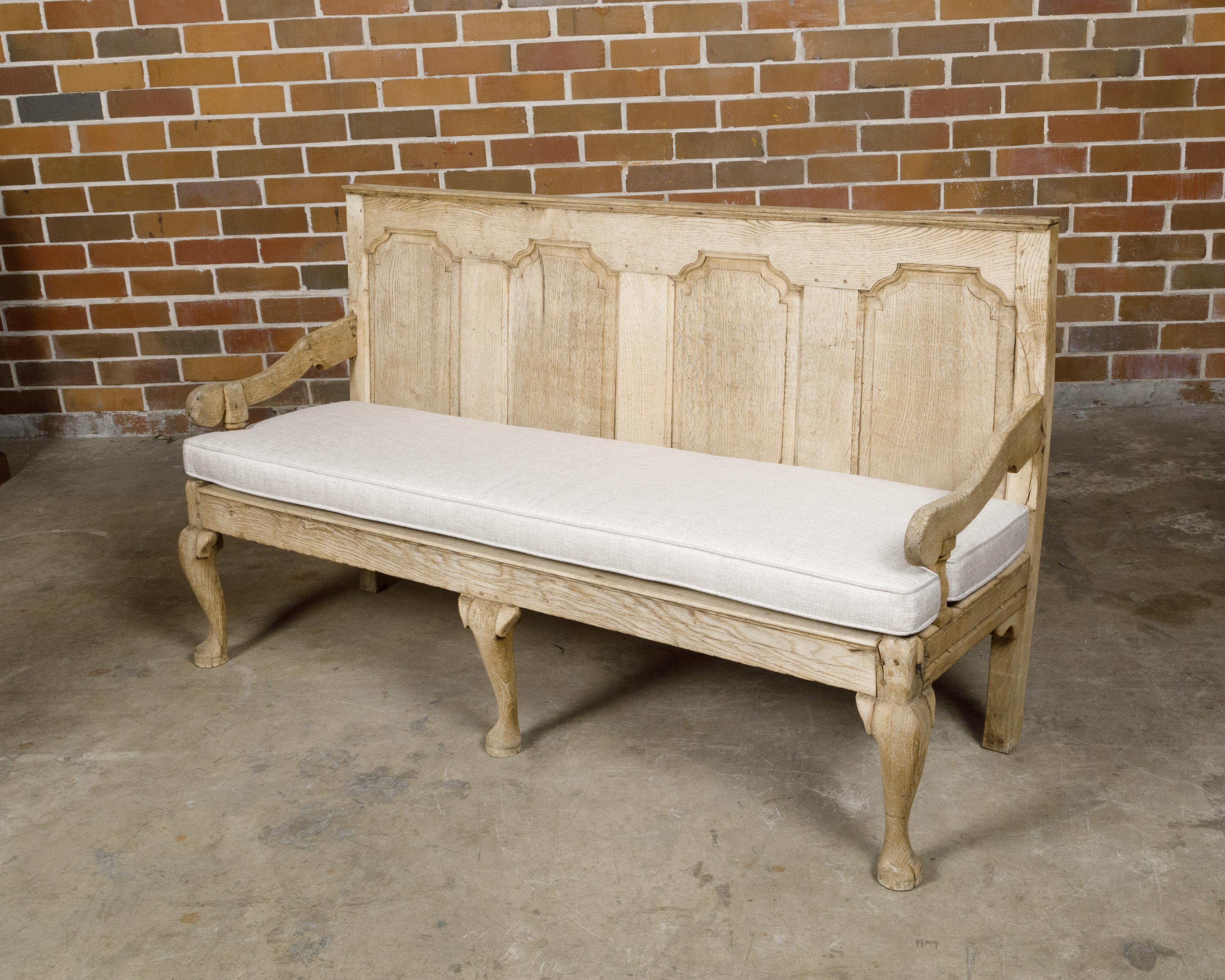 Chêne Banc anglais du 19ème siècle avec dossier sculpté, bras inclinés vers le bas et coussin en vente