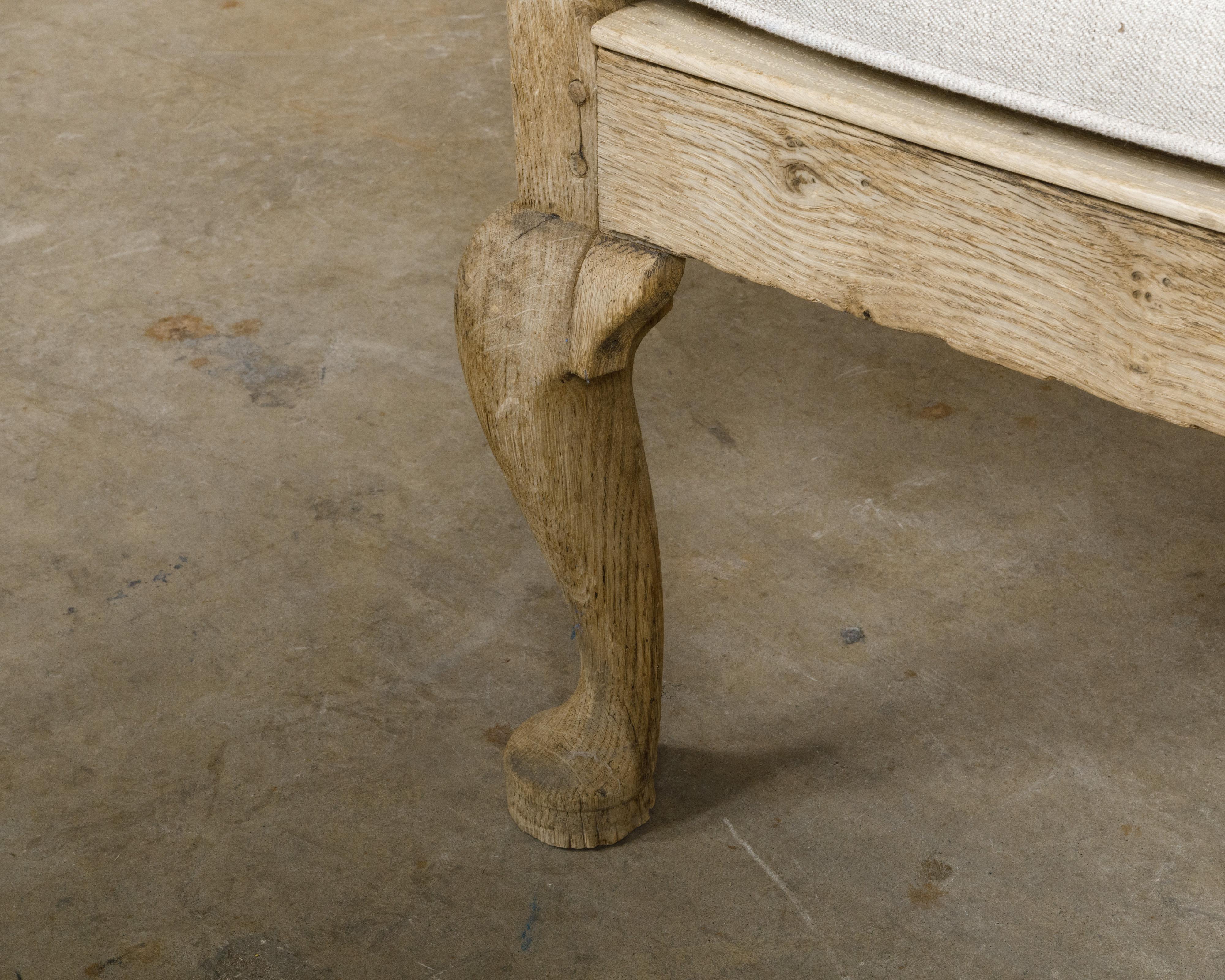 Banc anglais du 19ème siècle avec dossier sculpté, bras inclinés vers le bas et coussin en vente 1