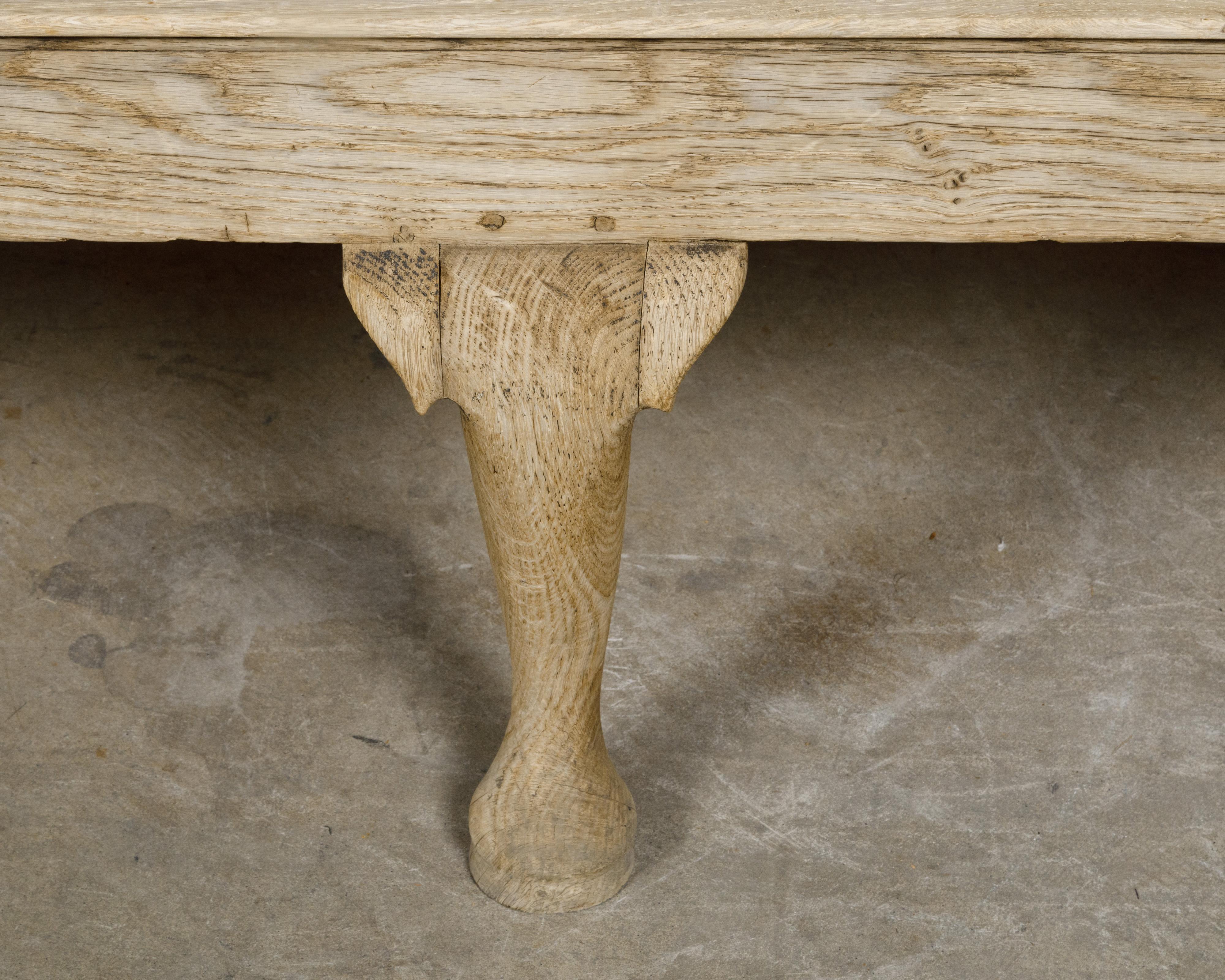 Banc anglais du 19ème siècle avec dossier sculpté, bras inclinés vers le bas et coussin en vente 2