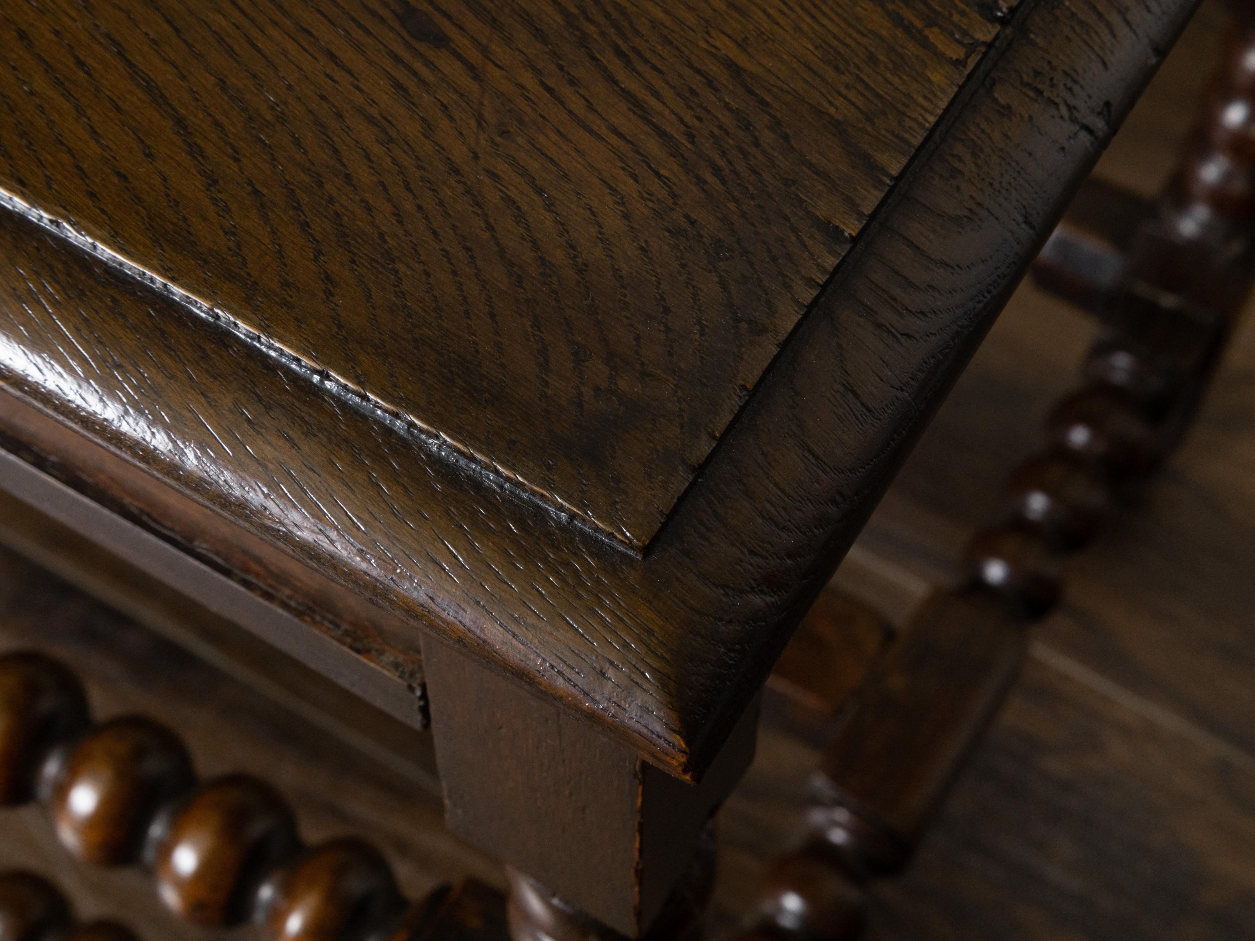 Englischer Bobbin-Bein-Tisch aus Eiche des 19. Jahrhunderts mit einer Schublade und Kreuzstreifen im Angebot 9