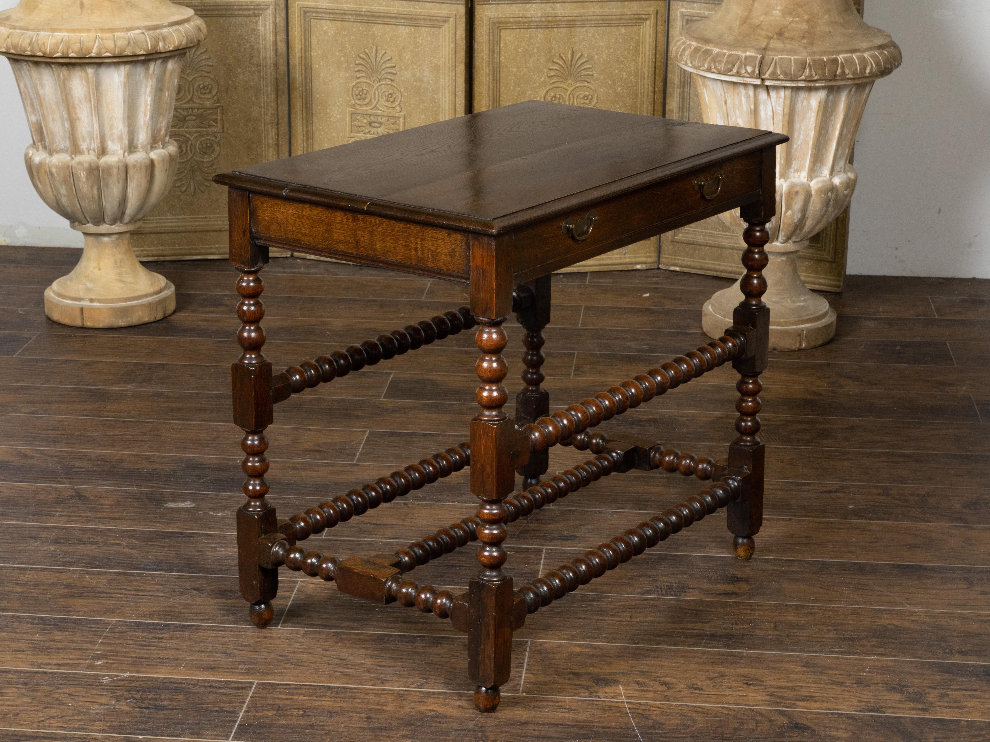 Englischer Bobbin-Bein-Tisch aus Eiche des 19. Jahrhunderts mit einer Schublade und Kreuzstreifen (Gedrechselt) im Angebot