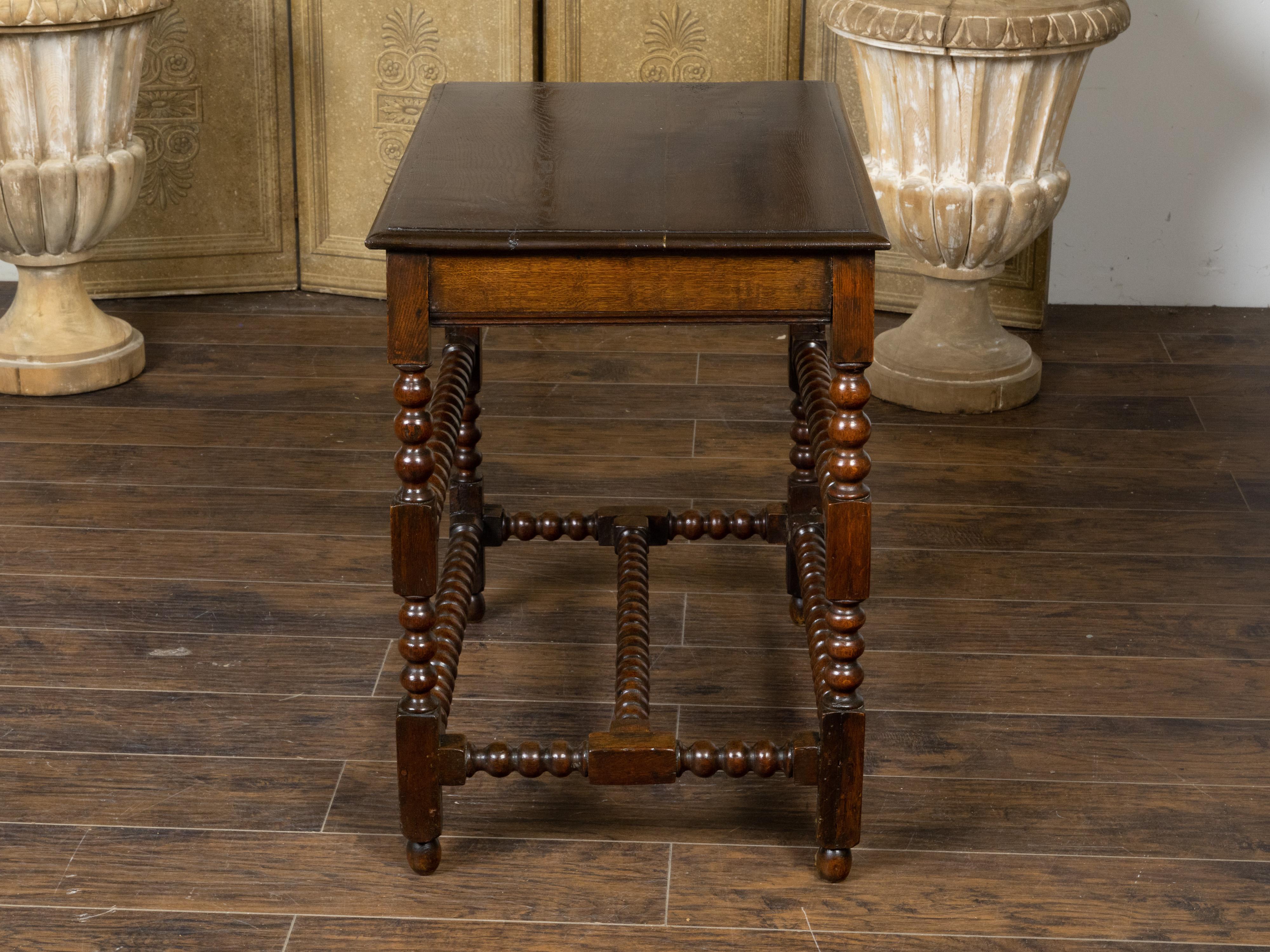 Englischer Bobbin-Bein-Tisch aus Eiche des 19. Jahrhunderts mit einer Schublade und Kreuzstreifen im Zustand „Gut“ im Angebot in Atlanta, GA