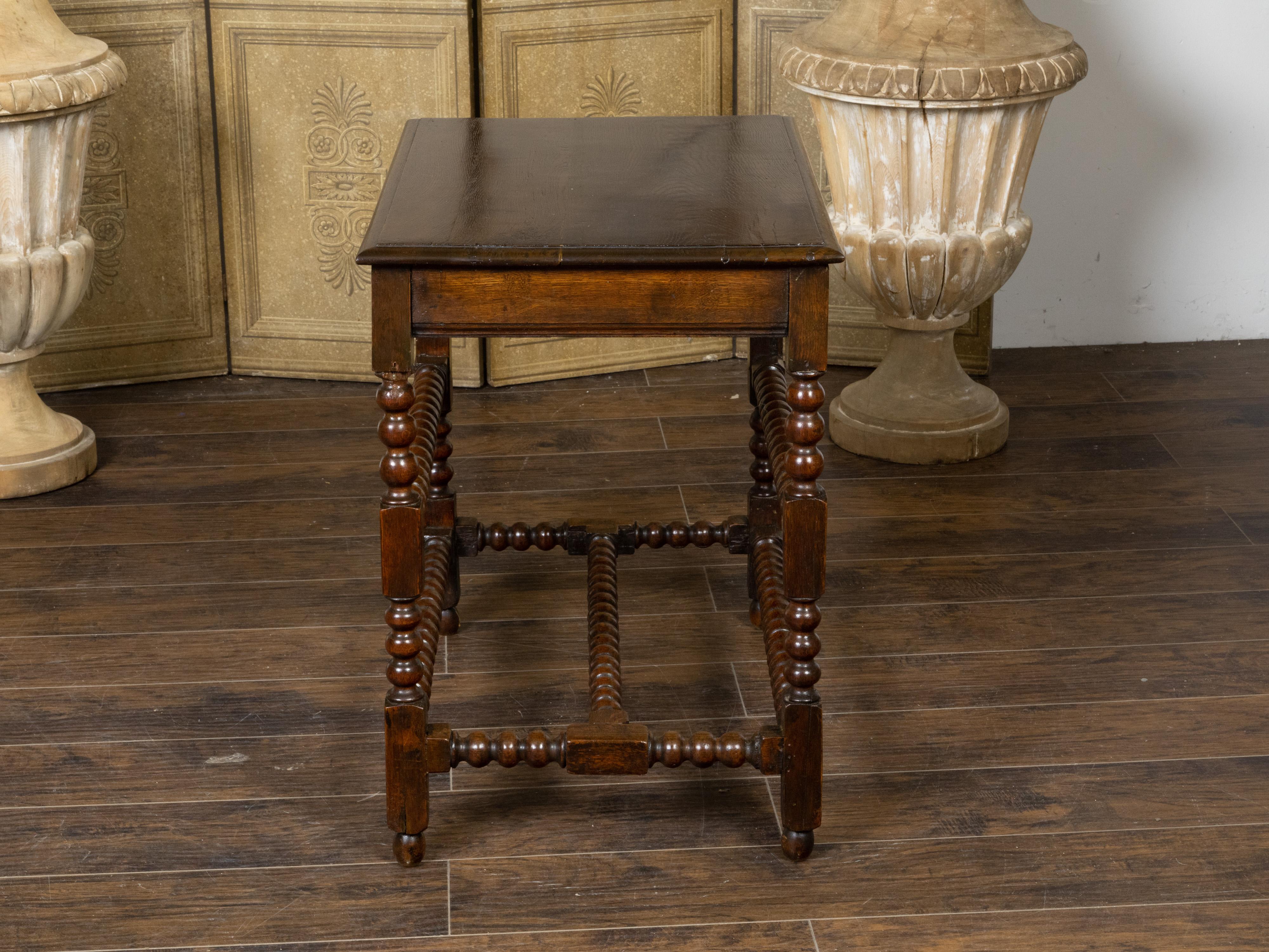 Englischer Bobbin-Bein-Tisch aus Eiche des 19. Jahrhunderts mit einer Schublade und Kreuzstreifen im Angebot 1