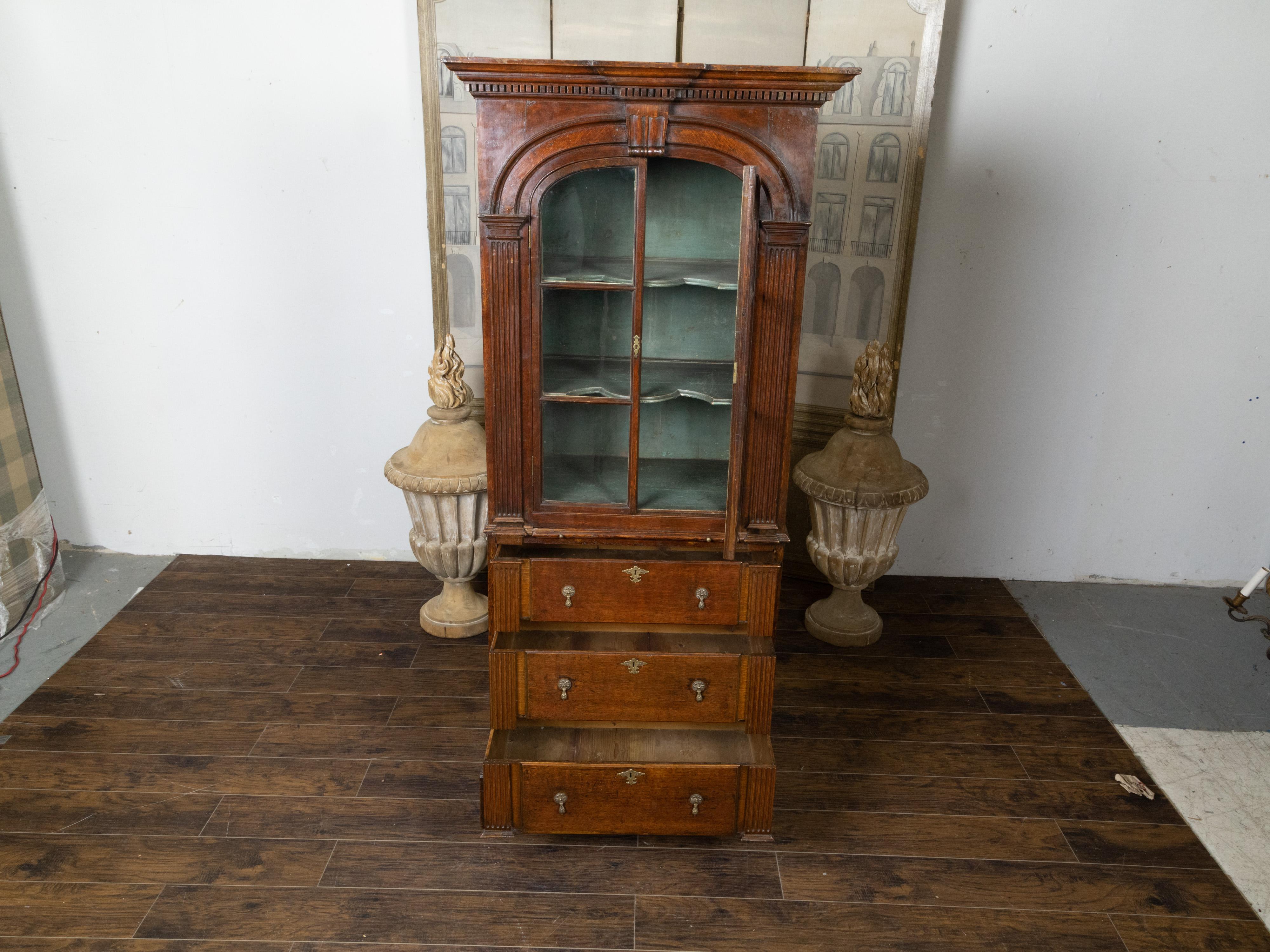 Bibliothèque anglaise du 19ème siècle en chêne avec portes, tiroirs et piliers en verre en vente 3