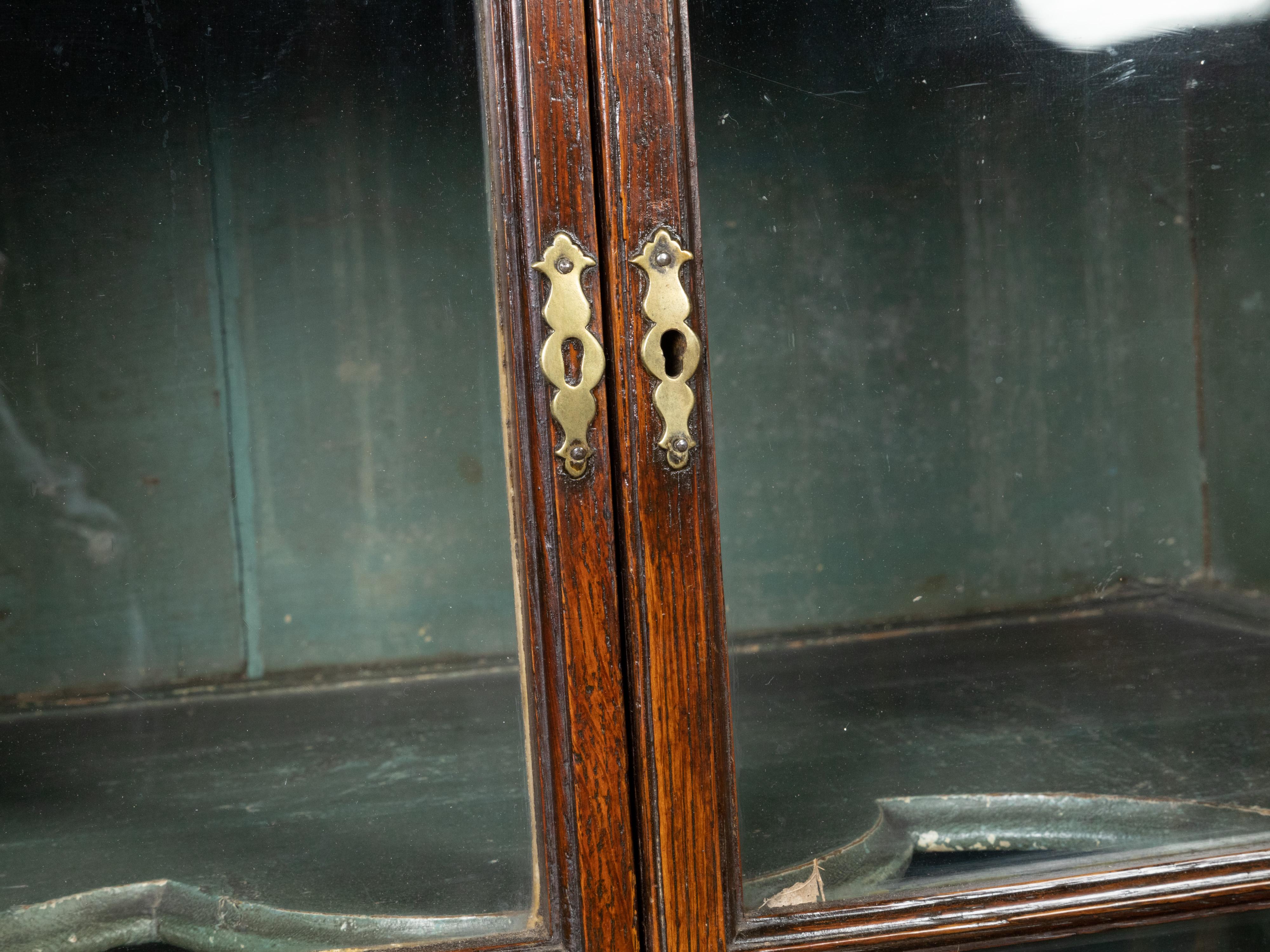Bibliothèque anglaise du 19ème siècle en chêne avec portes, tiroirs et piliers en verre en vente 11