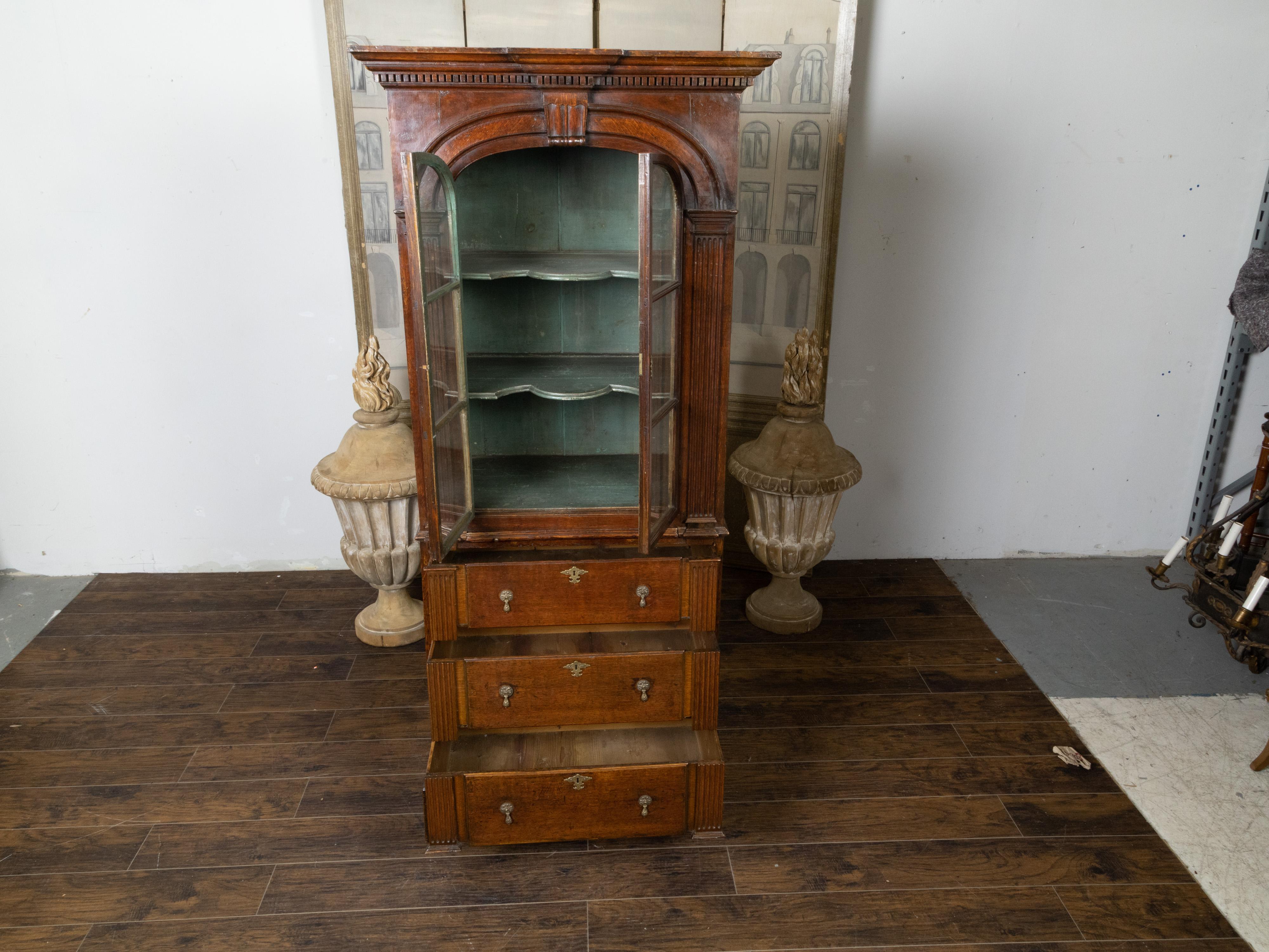 English 19th Century Oak Bookcase with Glass Doors, Drawers and Pilasters For Sale 5