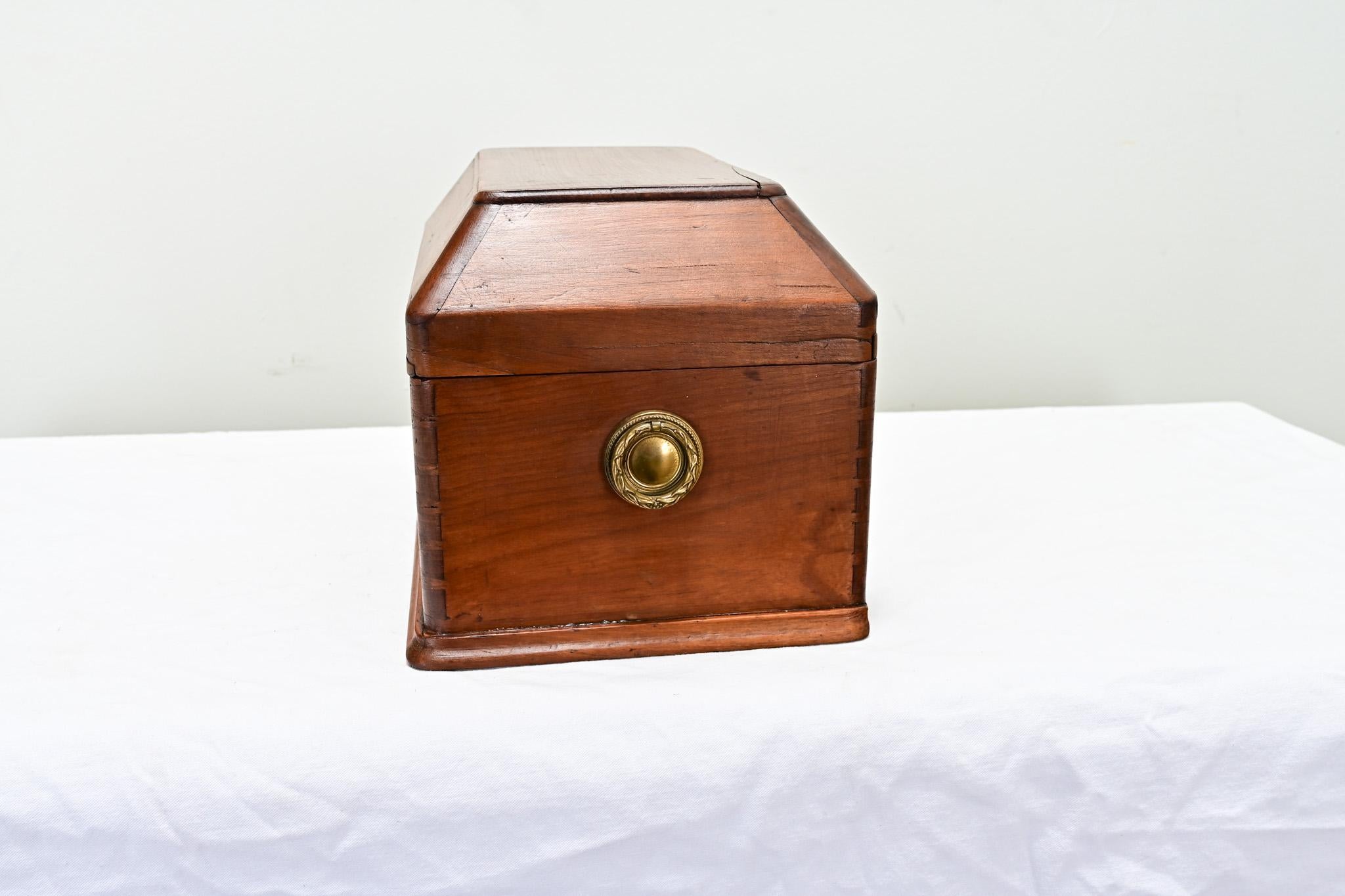 Sculpté à la main Boîte anglaise du 19ème siècle